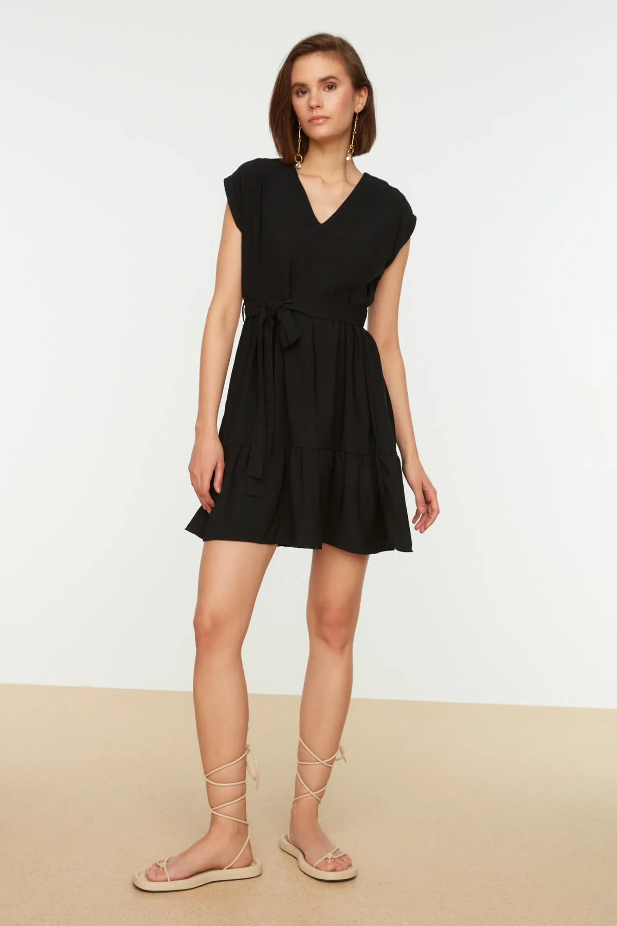 Trendyol Collection  Schwarzes Mini-Webkleid mit Gürtel und Taillenöffnung TWOSS20EL0628