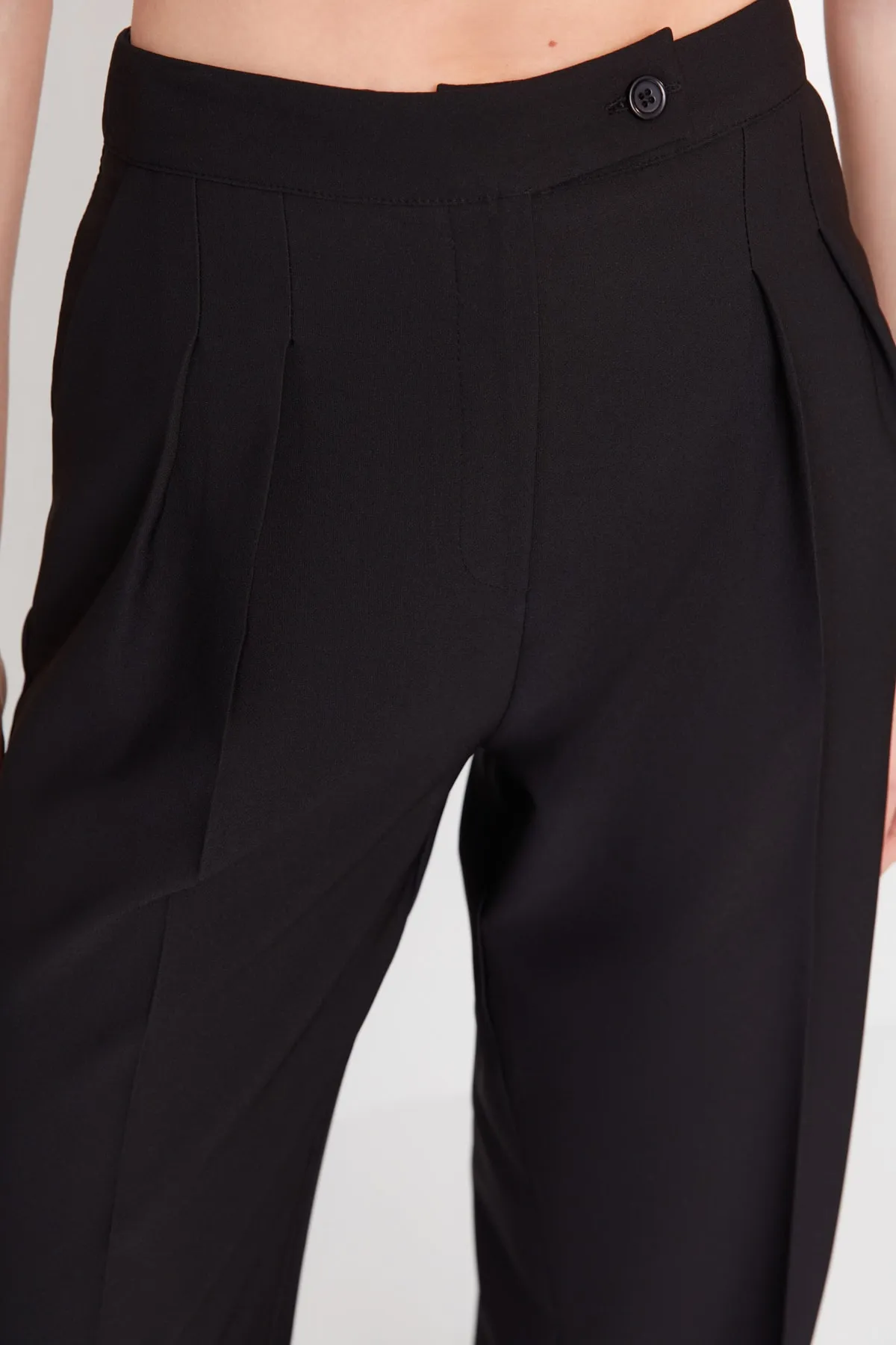 Trendyol Collection  Schwarze gewebte Hose mit weitem Bein und hoher Taille TWOAW22PL0066