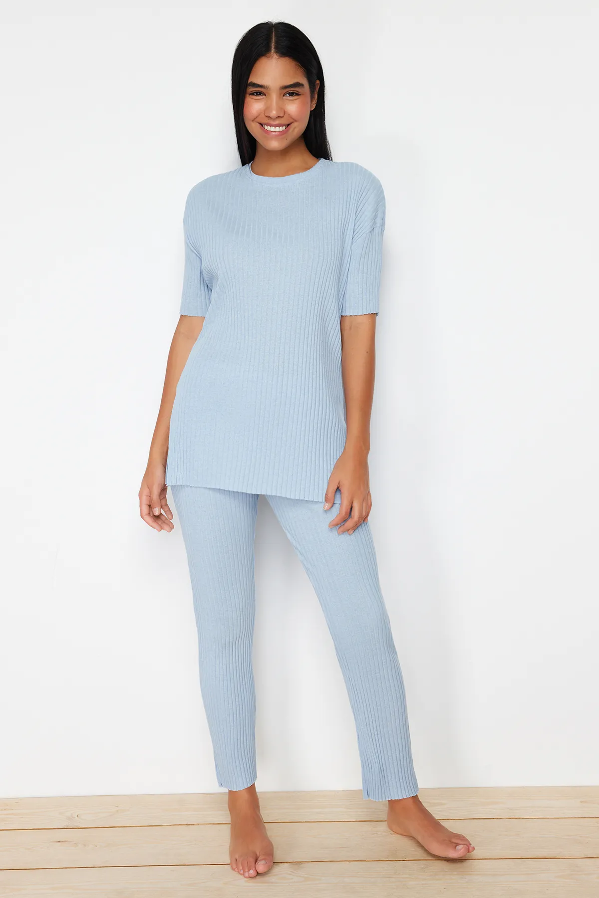 Trendyol Collection  Blaues, gestricktes Pyjama-Set aus schnurgebundener Baumwolle mit Schlitz und detailliertem Muster THMSS24PT00178