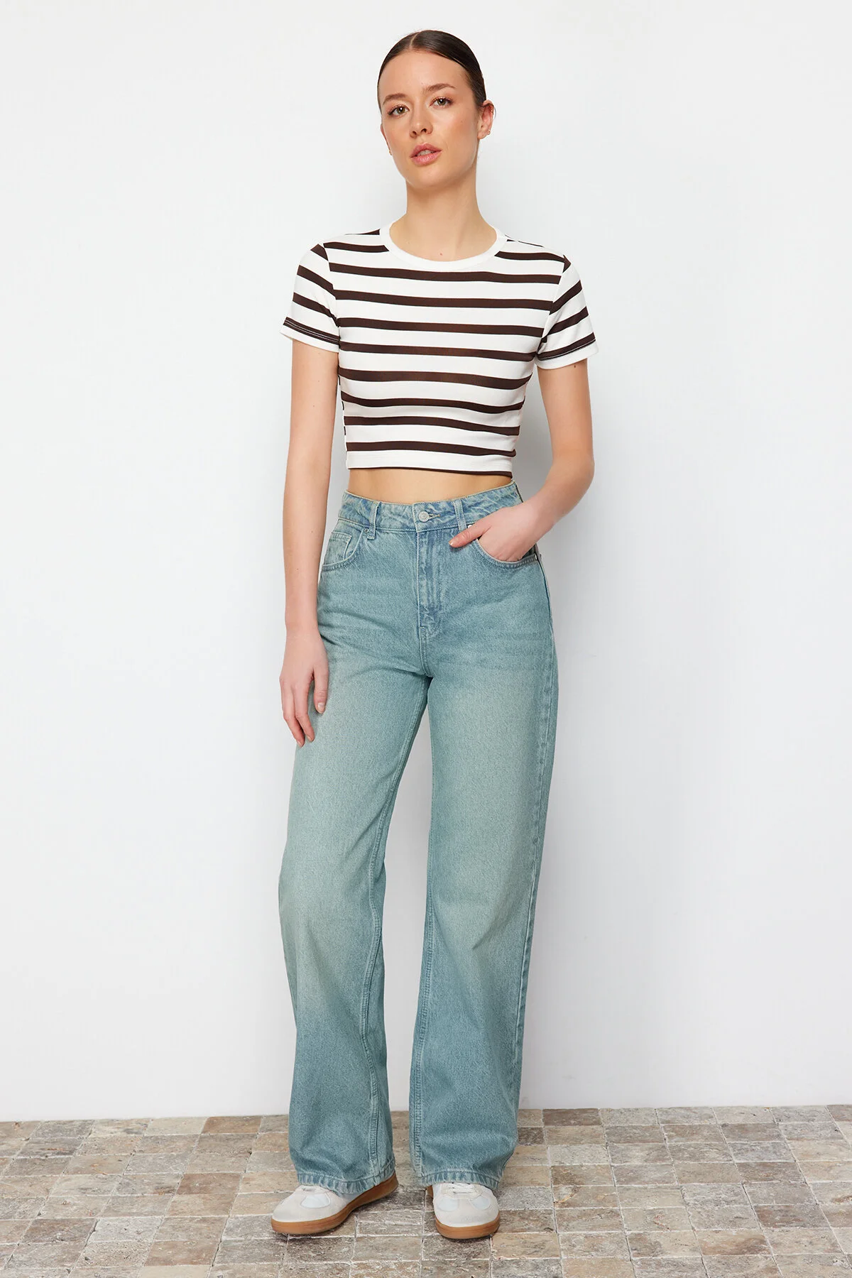 Trendyol Collection  Jeans mit hoher Taille und weitem Bein in blassblauem Vintage-Effekt TWOSS23JE00166