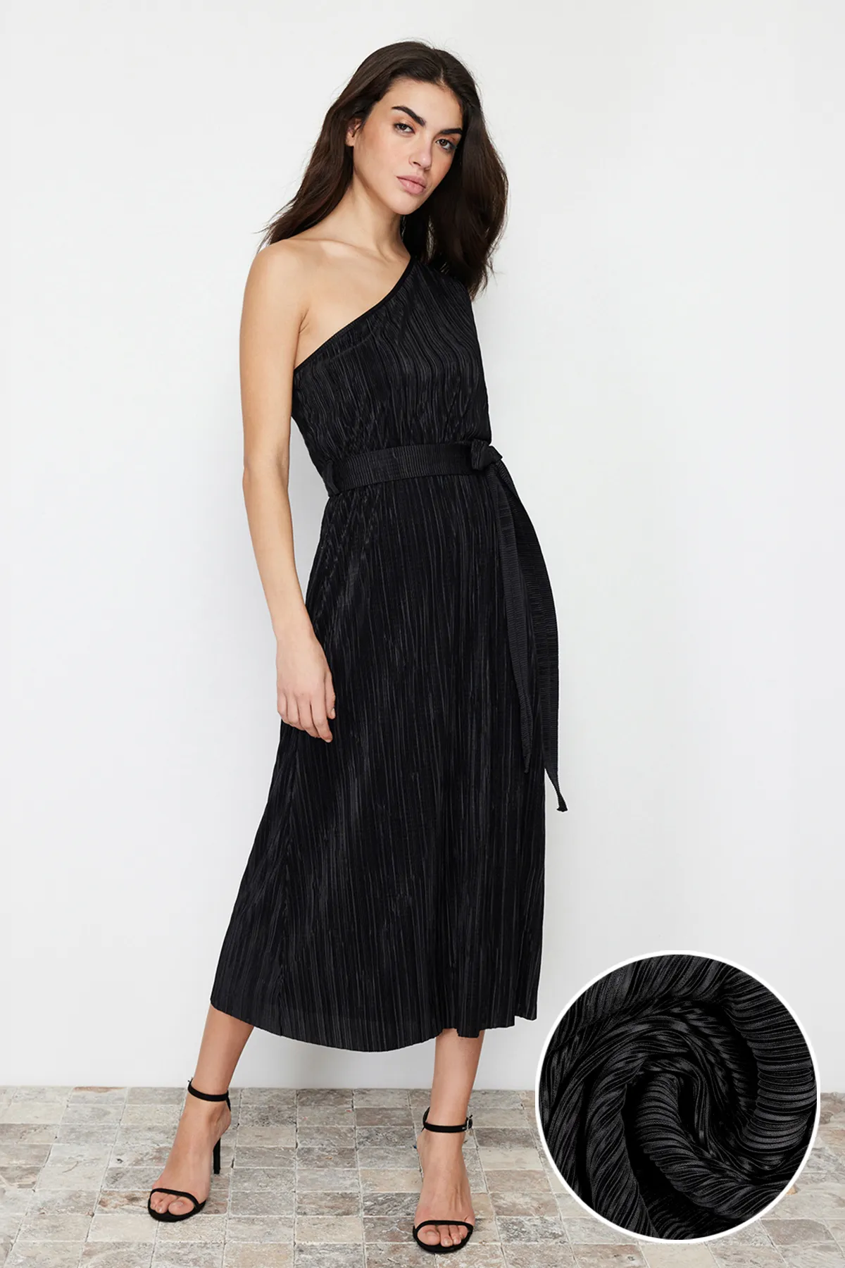 Trendyol Collection  Schwarzes Midi-Bleistiftkleid aus dehnbarem Strick mit Gürtel und einem Ärmel TWOSS24EL00425