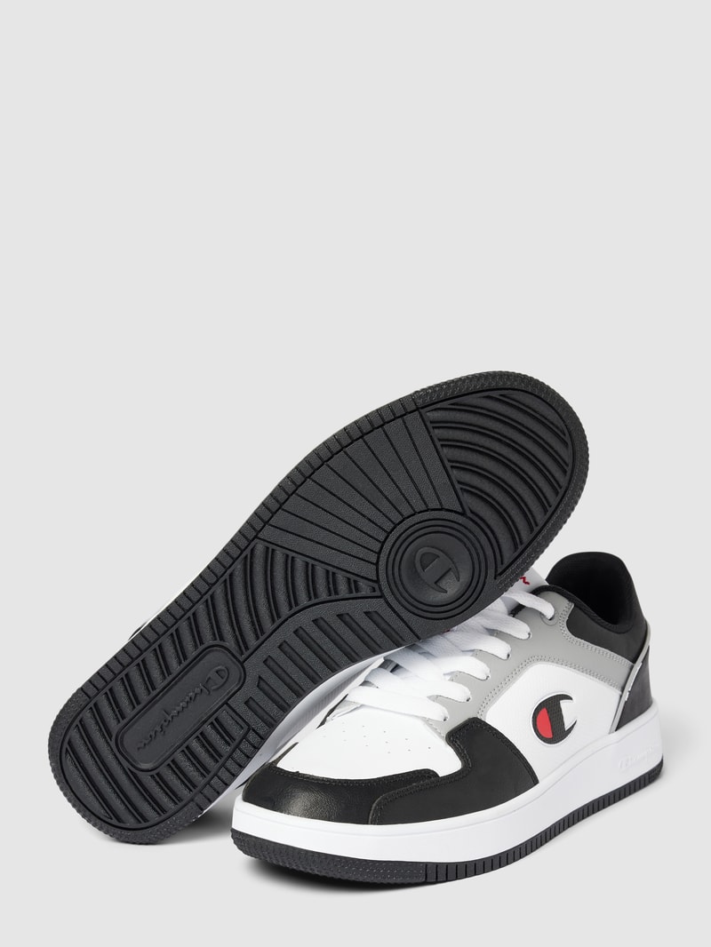 Sneaker mit Label-Detail in hellgrau