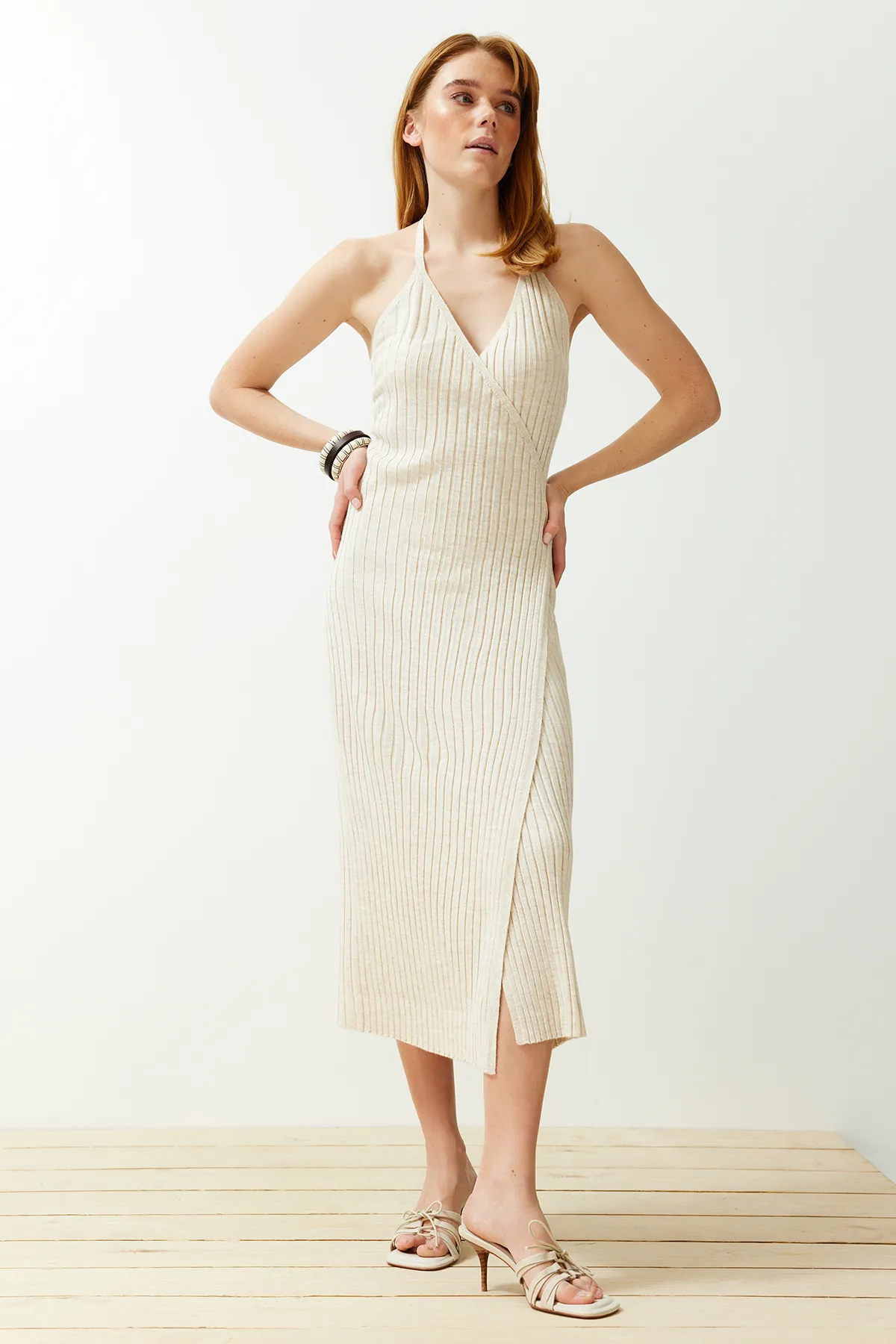 Trendyol Collection  Steinfarbenes Maxi-Strickkleid mit Bindedetail TWOSS24EL00248