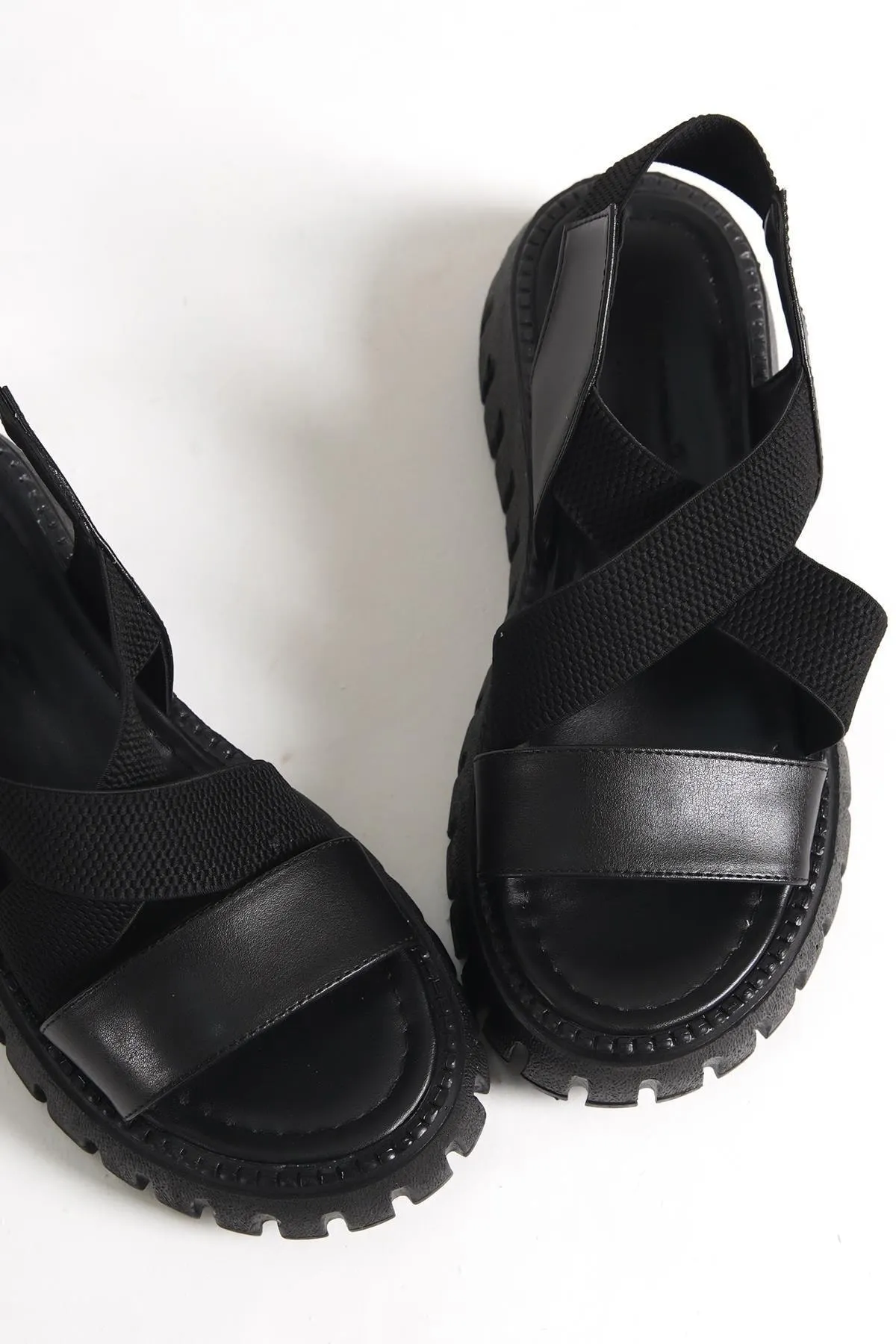 Capone Outfitters  Capone Damen-Sandalen mit runder Zehenpartie und überkreuztem Gummiband mit Trac-Sohle und Keilabsatz in Schwarz