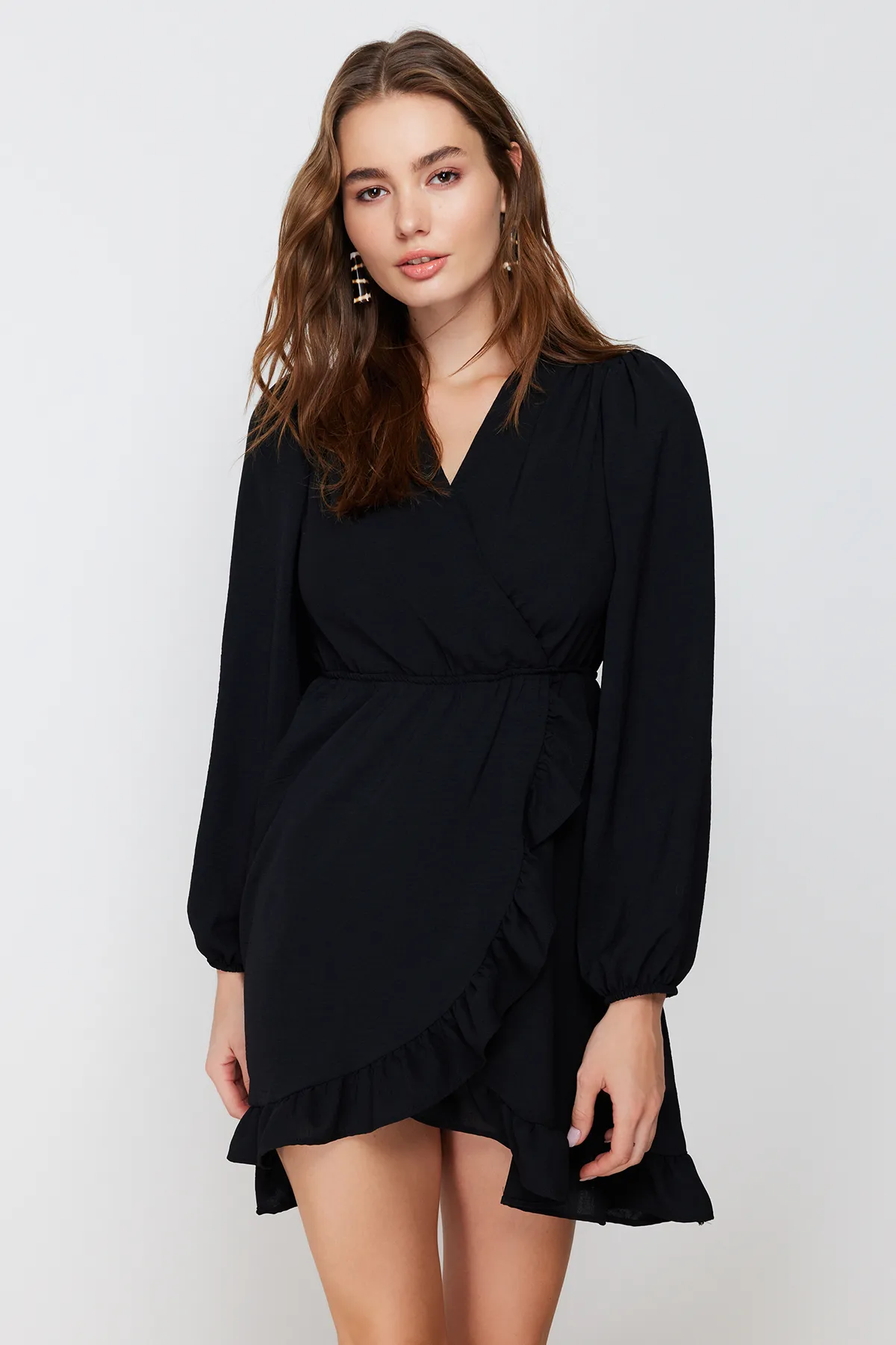 Trendyol Collection  Schwarzes gewebtes Minikleid mit zweireihigem Rock und Rüschen TWOAW24EL00249