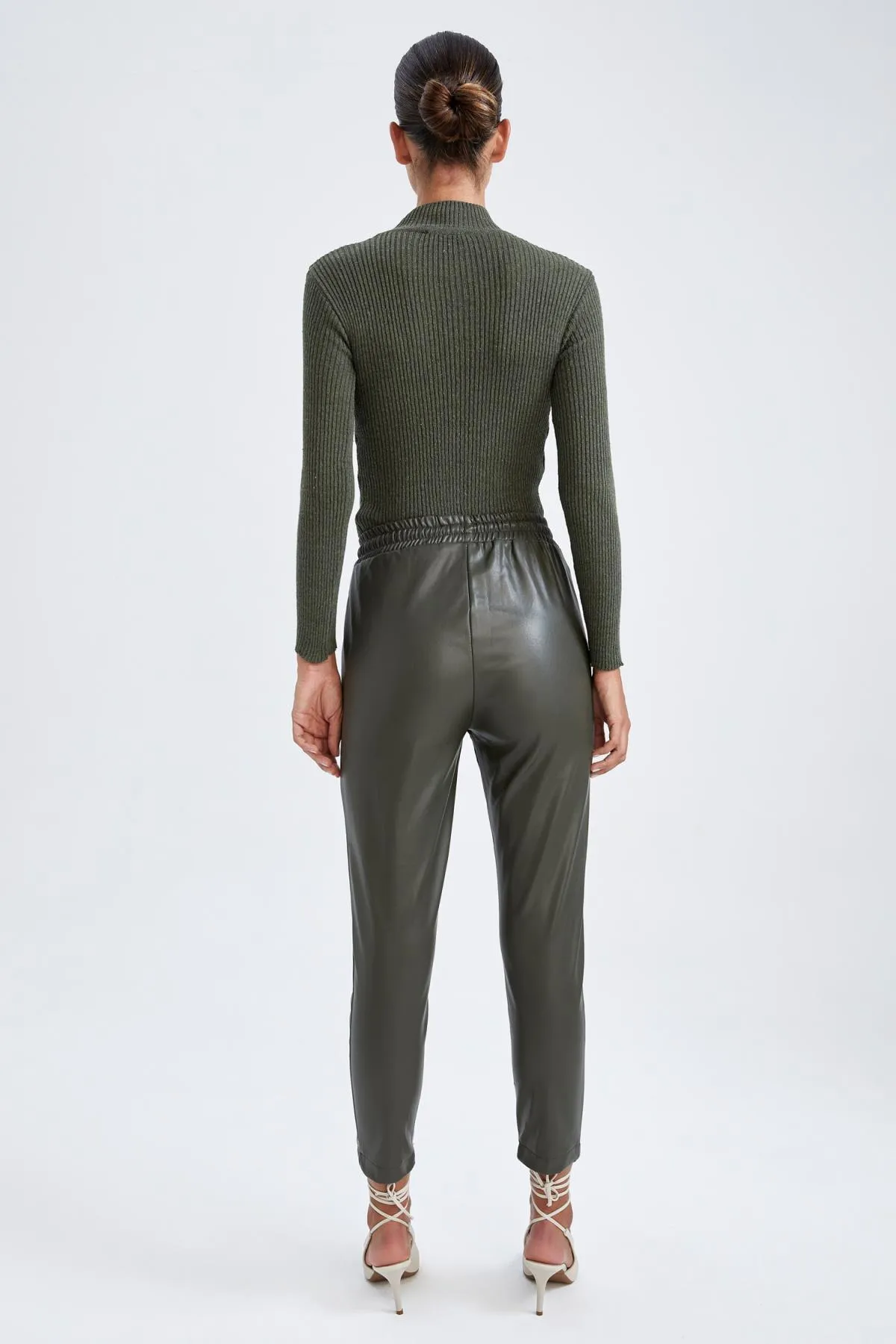 DeFacto  Jogger-Hose aus Kunstleder mit hoher Taille und Taschen V8072az22wn
