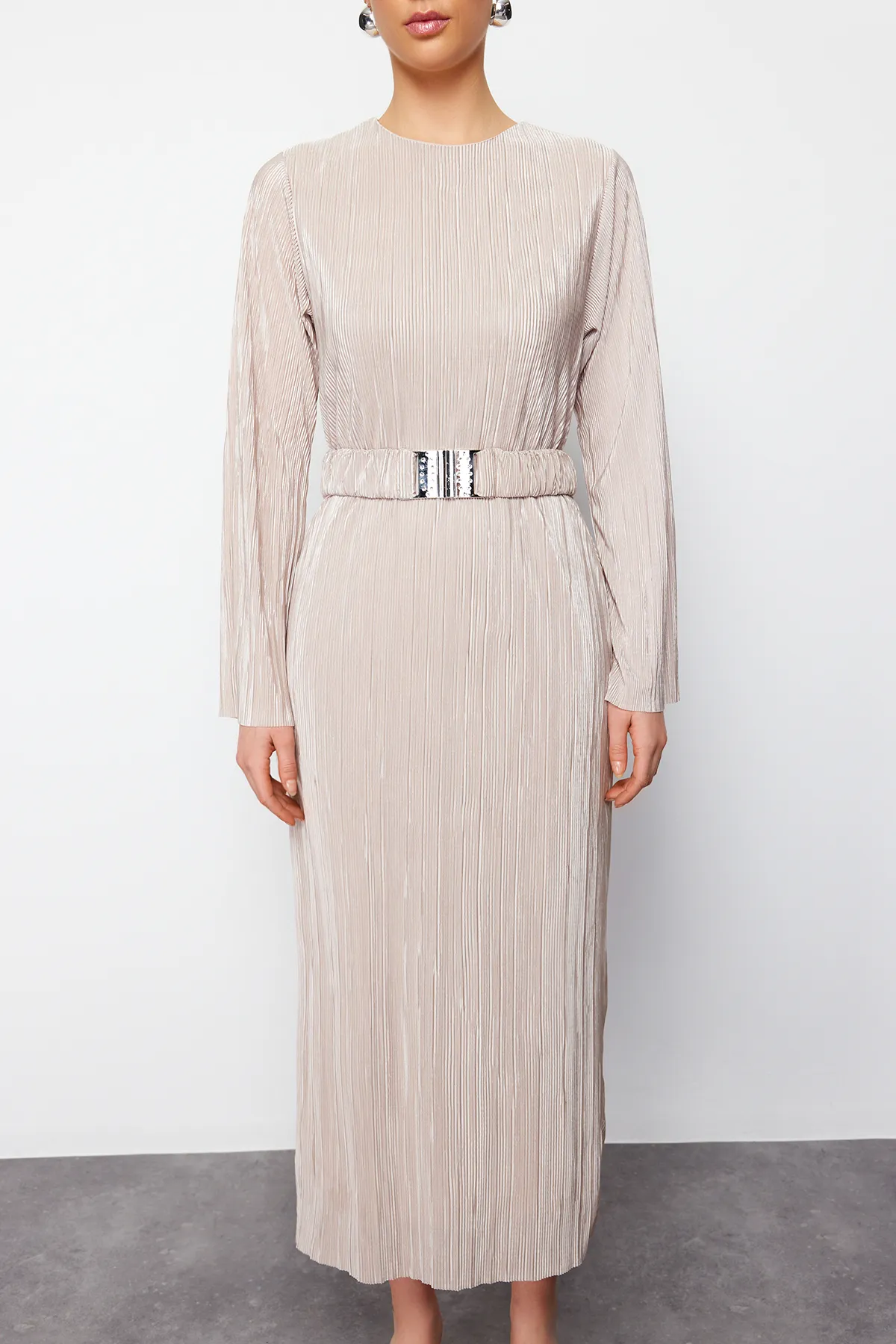Trendyol Modest  Goldfarbenes, detailliertes Strickkleid mit Faltengürtel TCTSS24EB00154