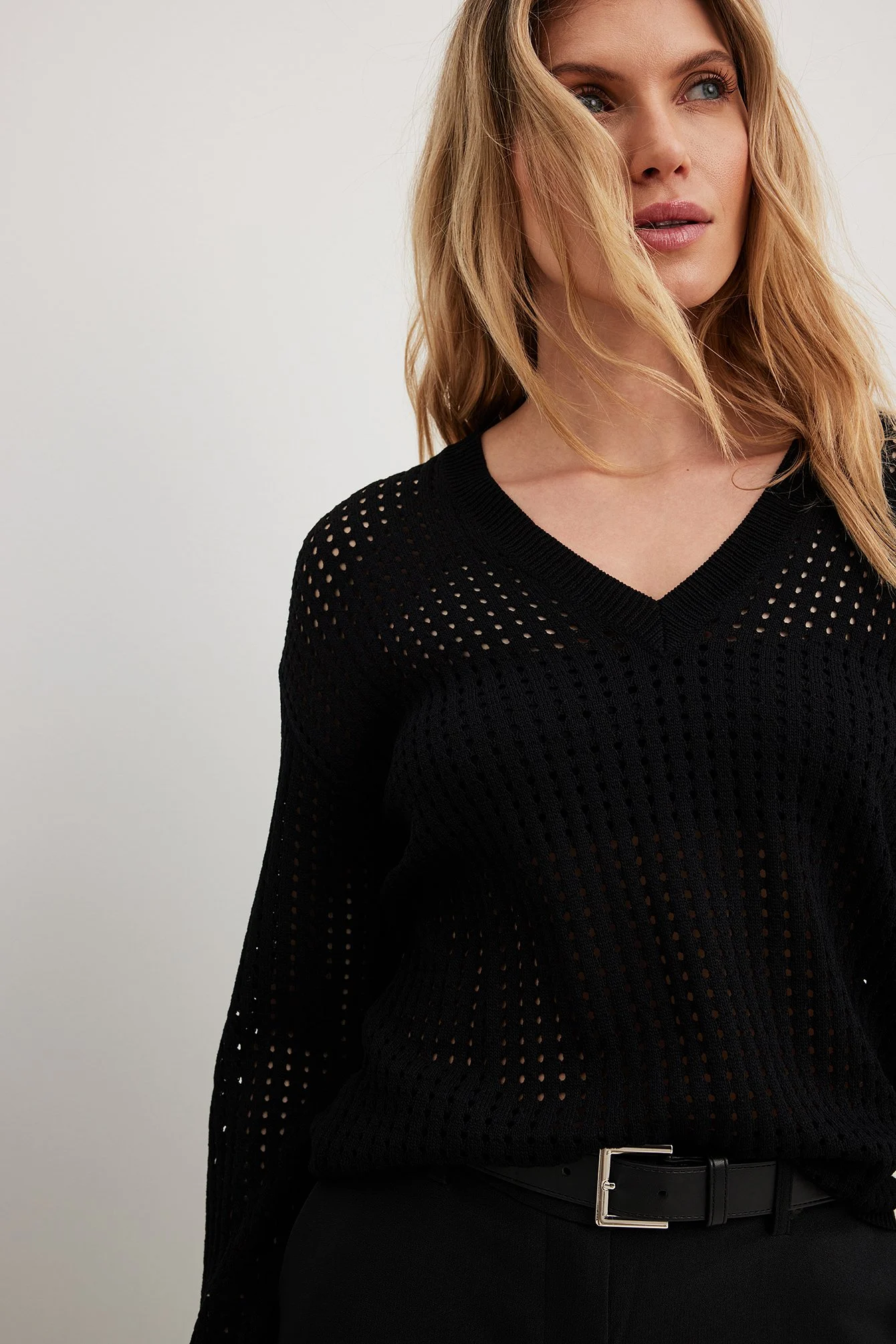 Großmaschiger Strickpullover mit tiefem V-Ausschnitt