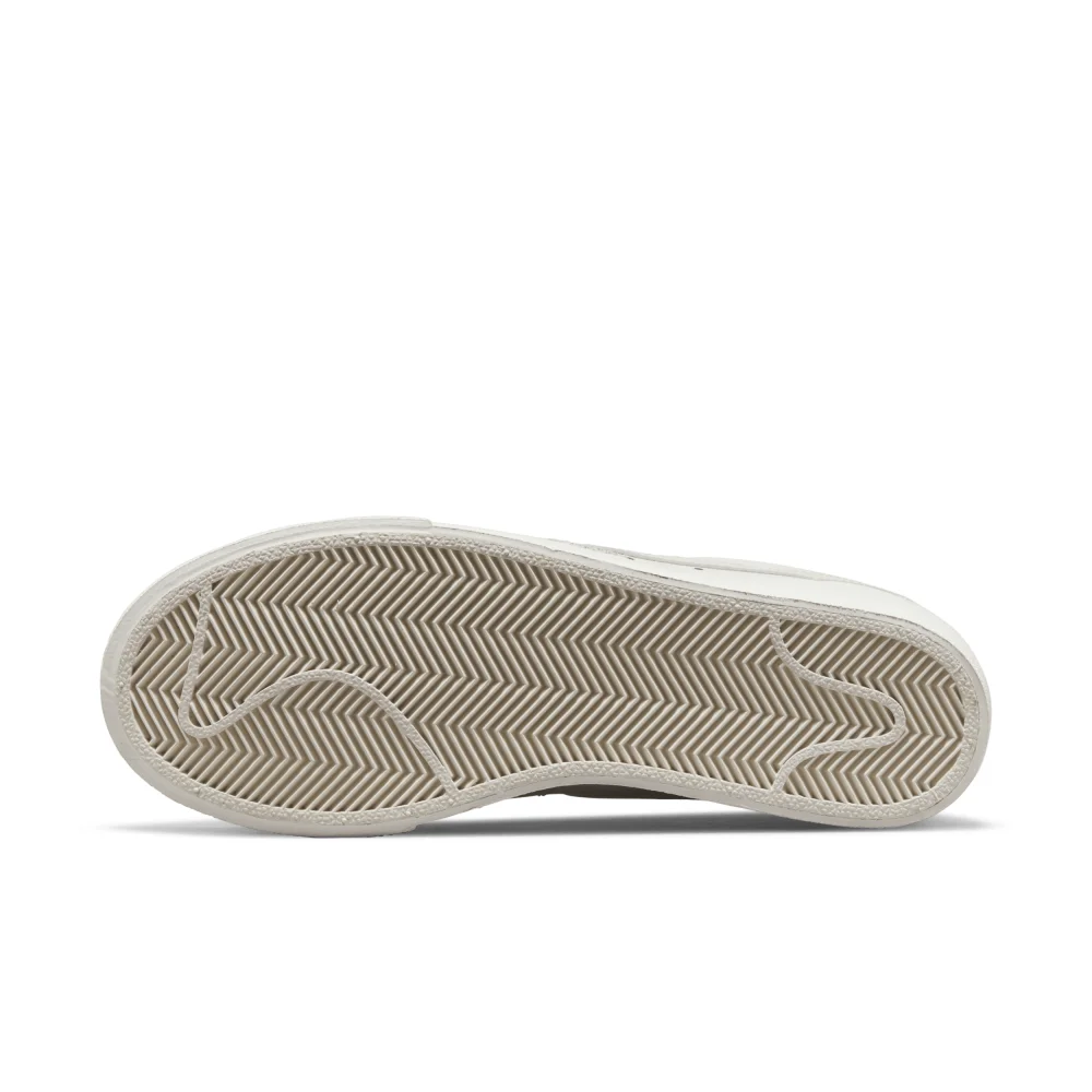 Nike Blazer Low Platform DJ0292-105 / weiss