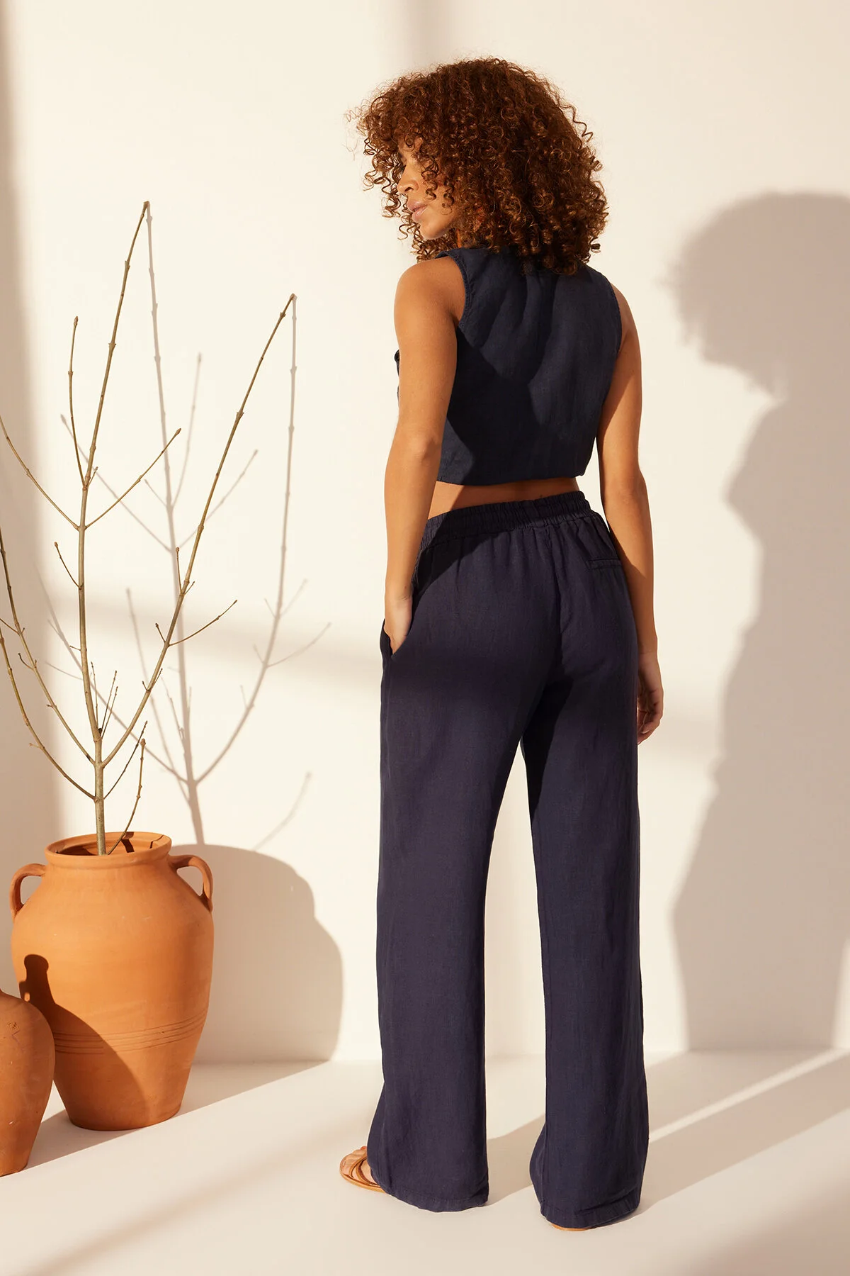 Trendyol Collection  Marineblaue Hose mit weitem Bein und hoher Taille aus 100 % Leinen mit elastischem Bund TWOSS24JE00249