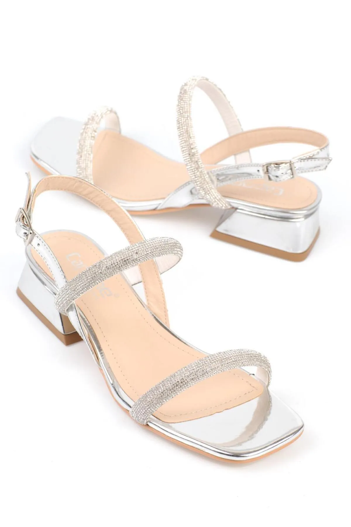 Capone Outfitters  Capone Blunt Toe Stone Double Thick Strap Short Heel Mirror Fabric Silver Damensandalen