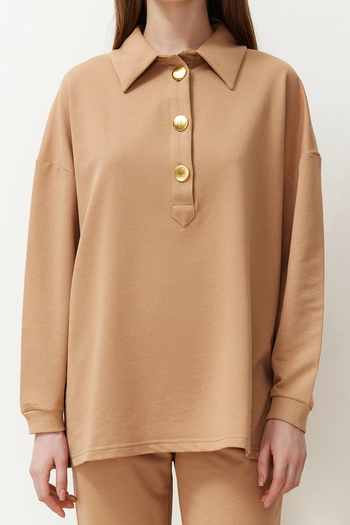 Trendyol Modest  Beiges Set aus Oberteil und Unterteil mit Polokragen und goldenen Knöpfen TCTSS24US00057