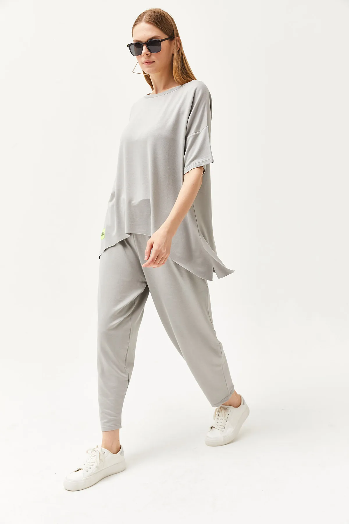 Olalook  Graue asymmetrische Bluse für Damen mit weicher Struktur, Oberteil und Kristallen, Anzug TKM-19000269