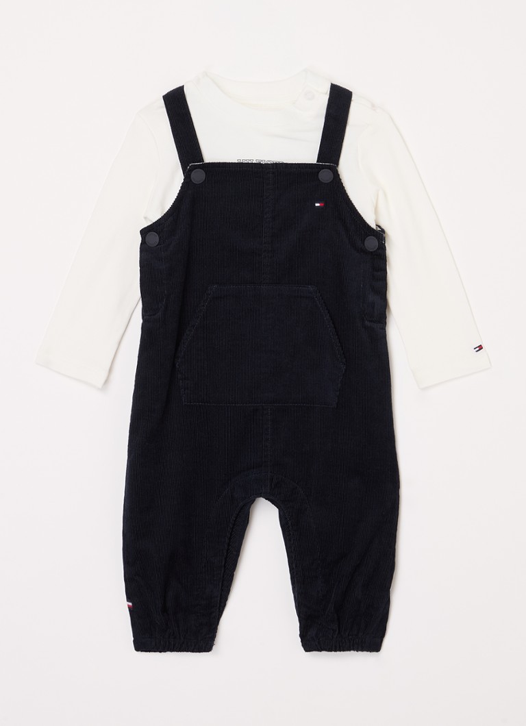 Set din două piese Tommy Hilfiger, format dintr-o salopetă și o cămașă cu mânecă lungă.