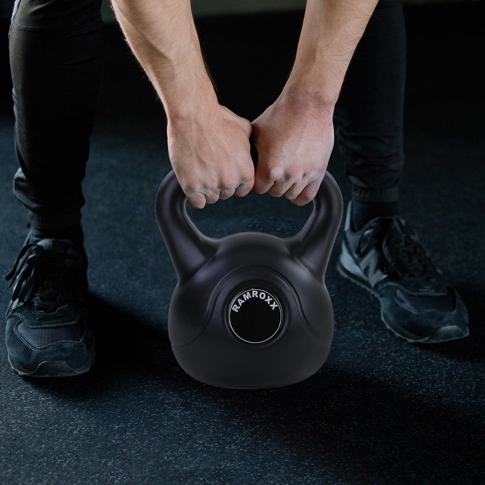 RAMROXX Kettlebell 4 kg Profi Kettlebell Kugelhantel Schwunghantel Schwarz, Durch die PE Ummantelung besonders bodenschonend