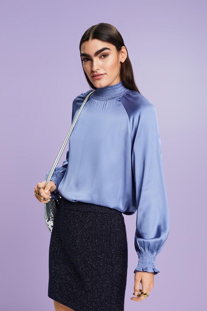 Satinbluse mit Smok-Details