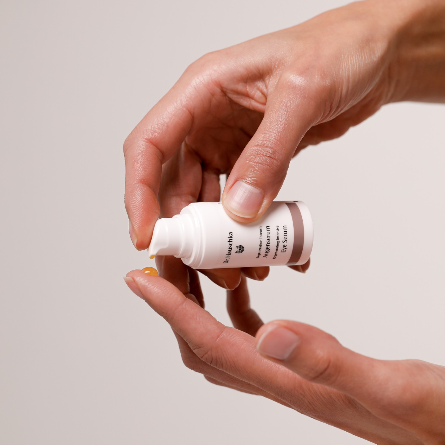 Dr. Hauschka Intensywnie regenerujące serum pod oczy