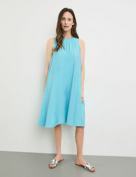 Ärmelloses Kleid mit Faltendetail