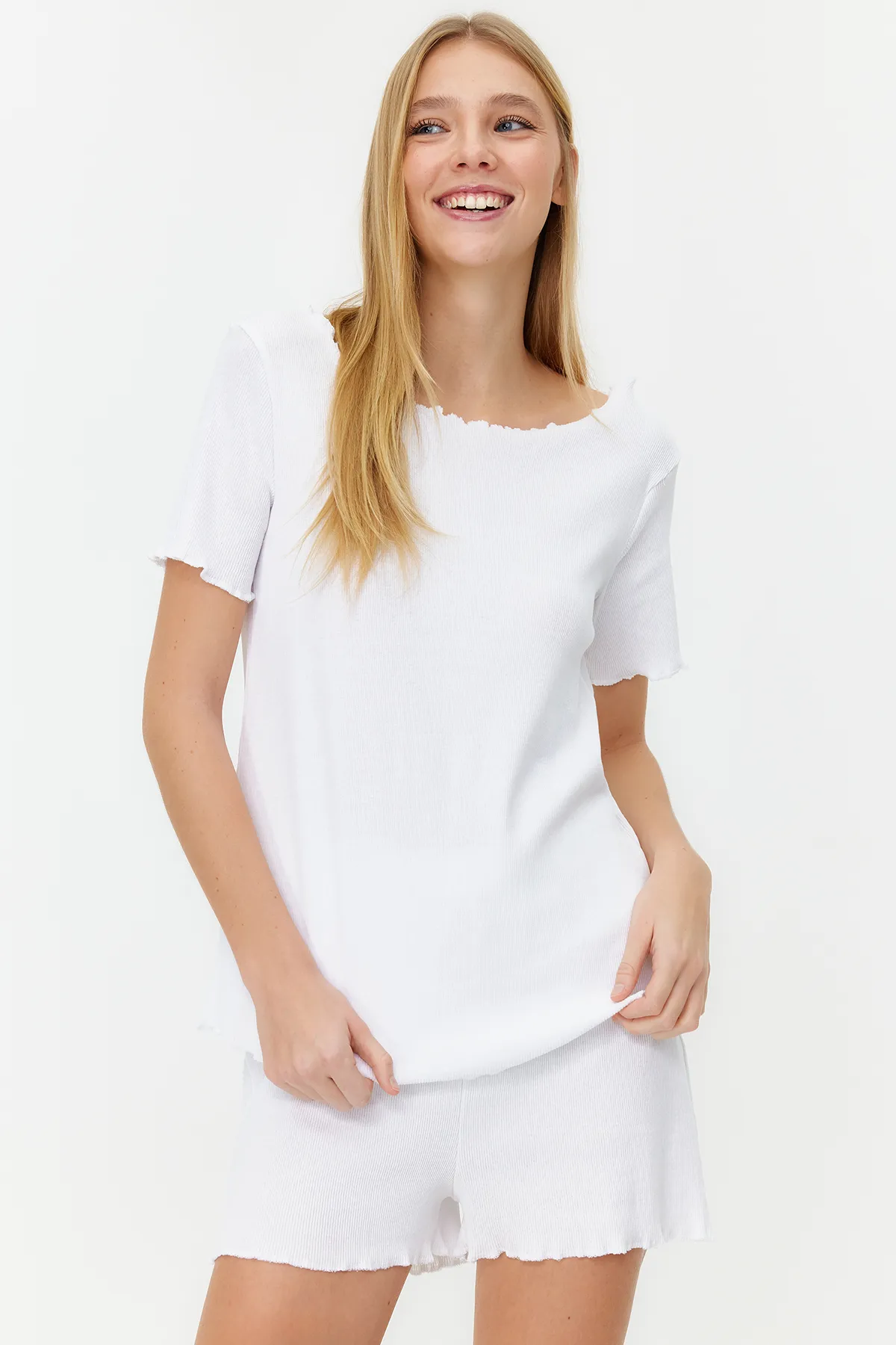 Trendyol Collection  Weißes Pyjama-Set aus Cord mit T-Shirt und Shorts THMSS21PT0259