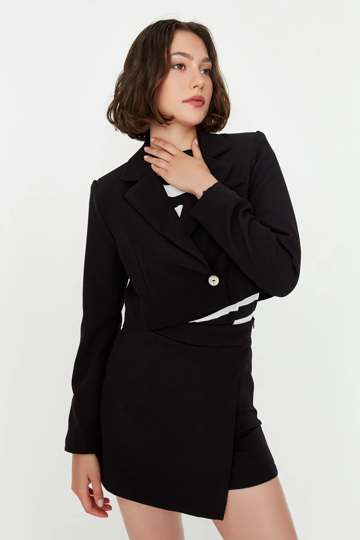 Trendyol Collection  Schwarze, kurze, gefütterte Blazerjacke aus Webstoff TWOAW22CE0086