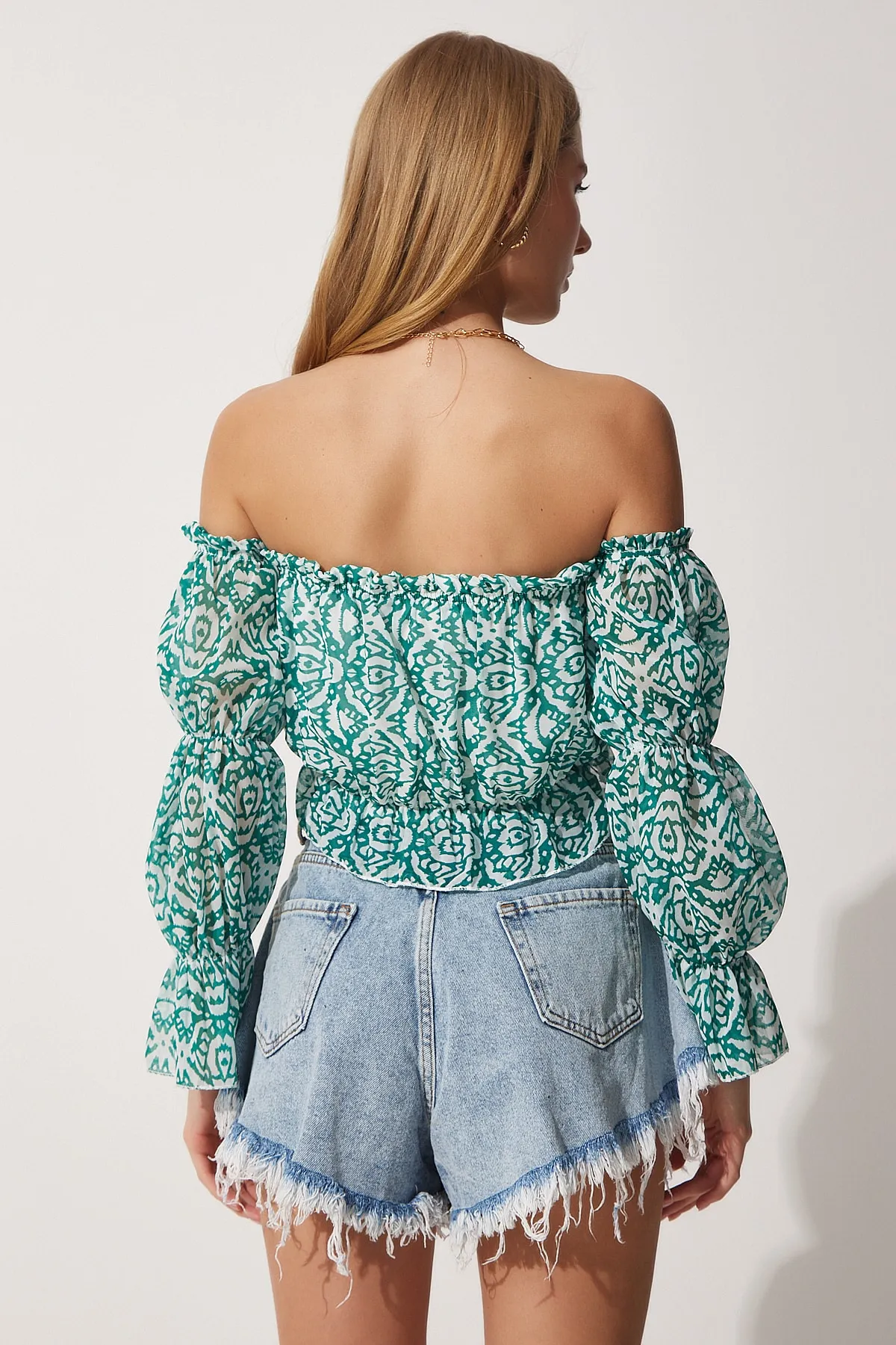 Happiness İstanbul  Grüne Damen-Chiffonbluse mit Carmenkragen, kurz geschnitten DM00118