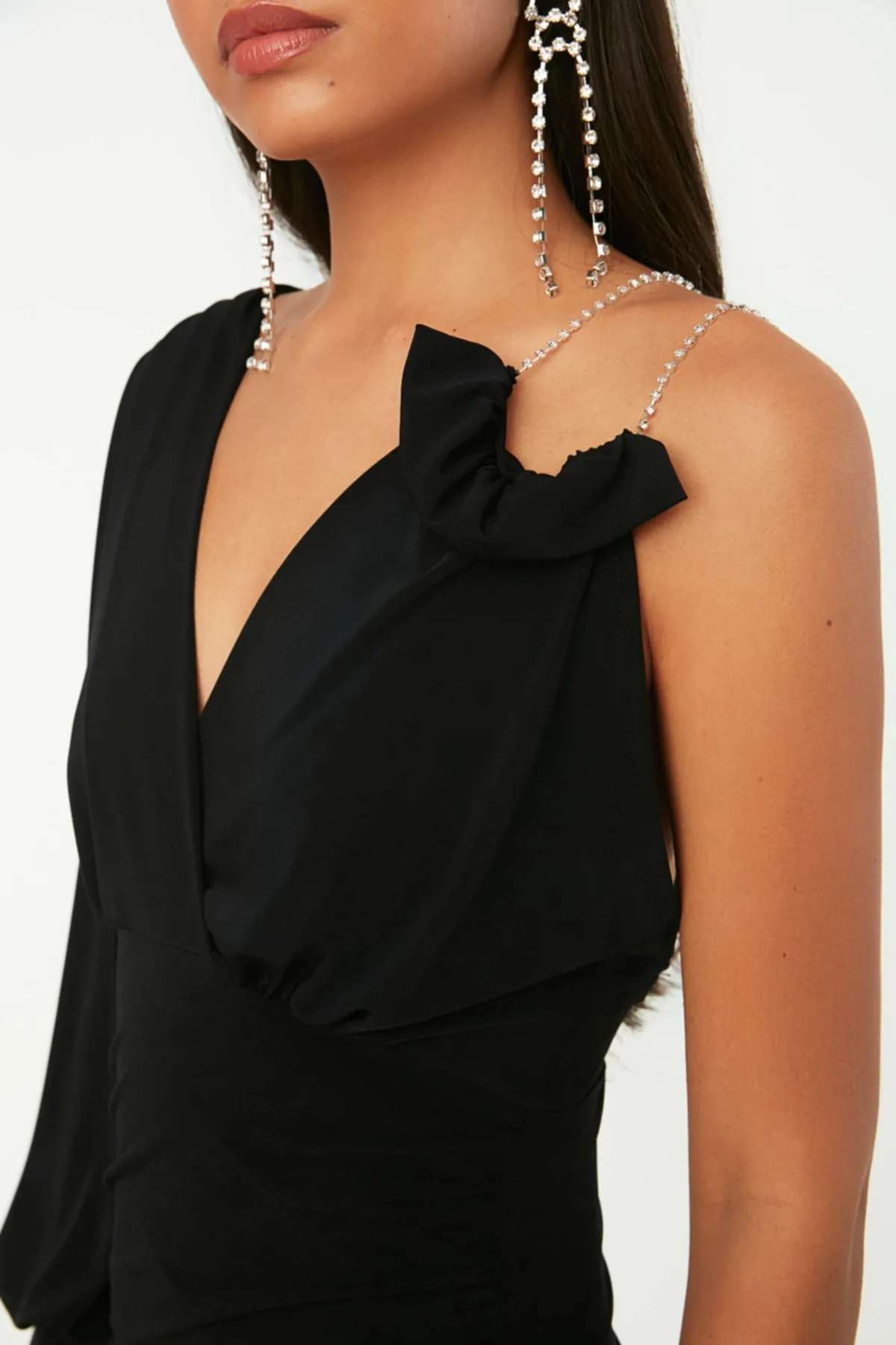 Trendyol Collection  Stilvolles Abendkleid aus schwarzem Strick mit glänzendem Stein TPRSS22EL0451