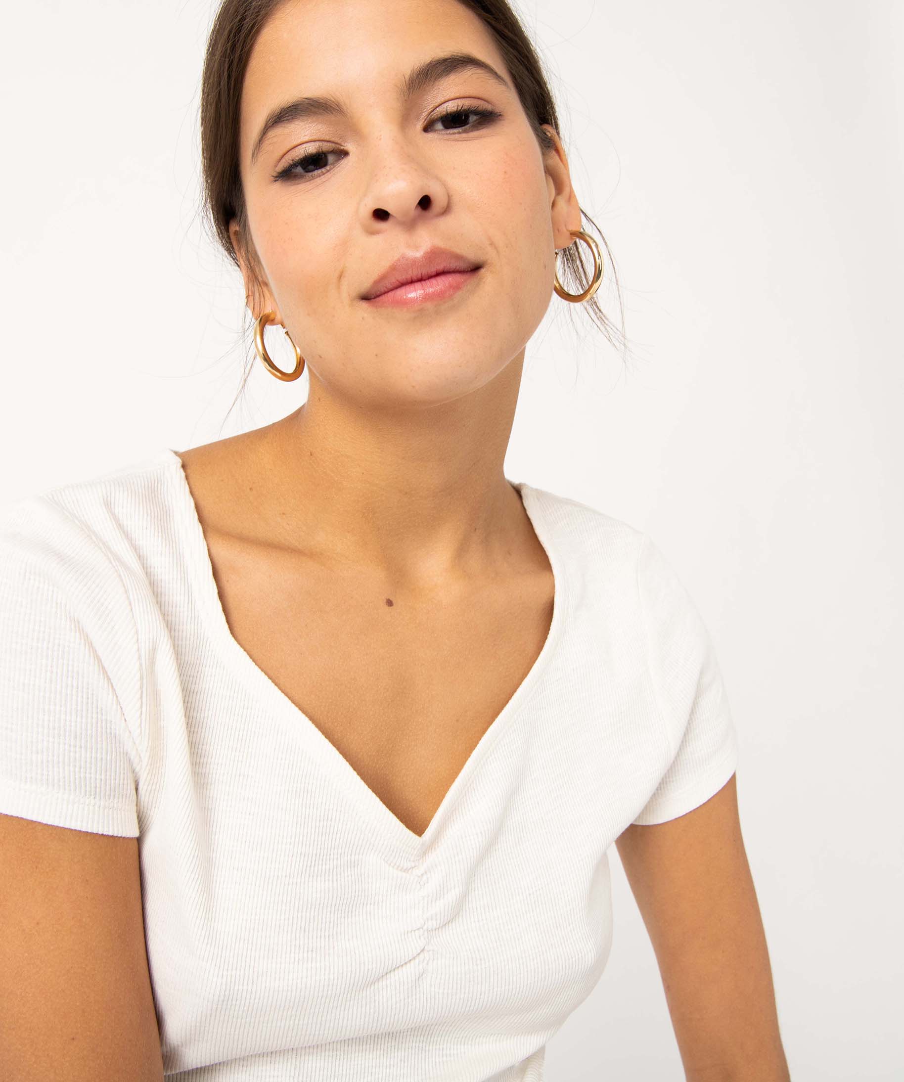 Tee-shirt femme en maille ctelée avec col V froncé ecru | GEMO