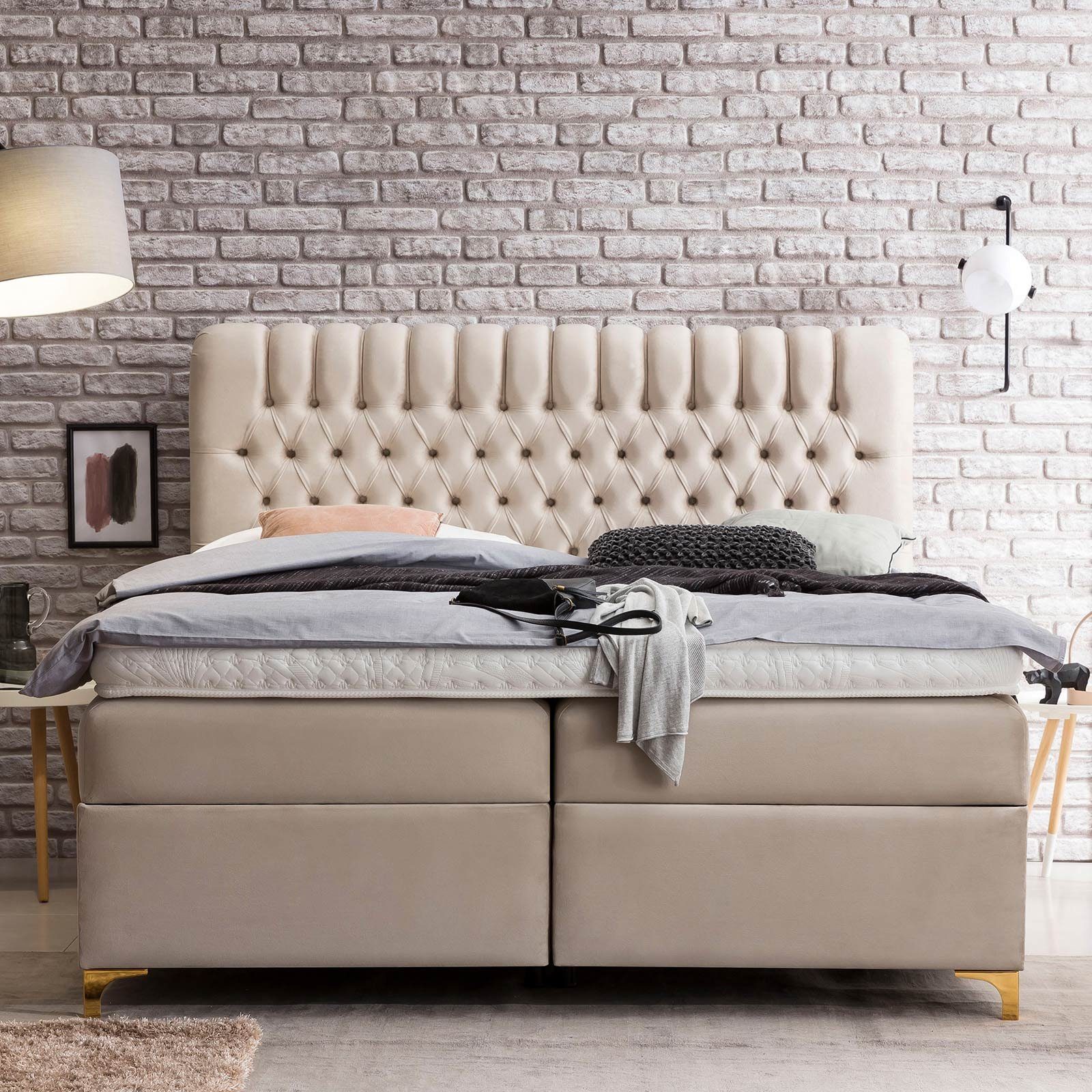 BettCo Stauraumbett Chester (in Creme Velours, 140 x 200 cm), XXL Bettkasten + optionaler Topper, Füße Gold-Optik
