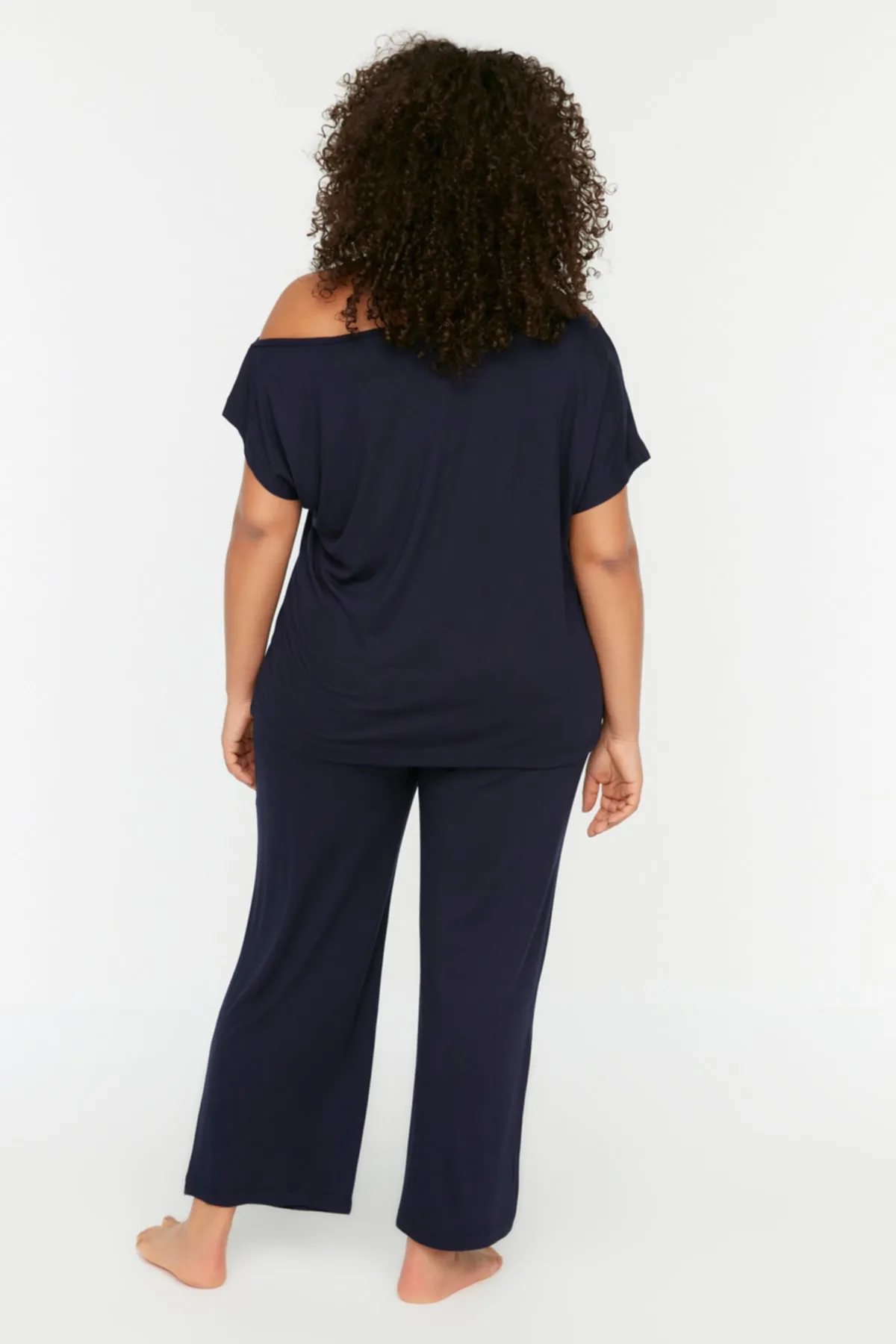 Trendyol Curve  Marineblaues Pyjama-Set aus Strick mit tiefen Schultern TBBSS22PT0570
