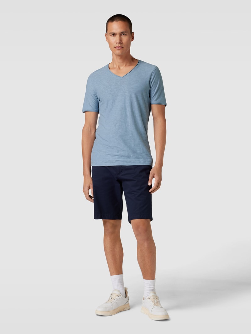 Regular Fit T-Shirt aus Baumwolle mit V-Ausschnitt in rauchblau