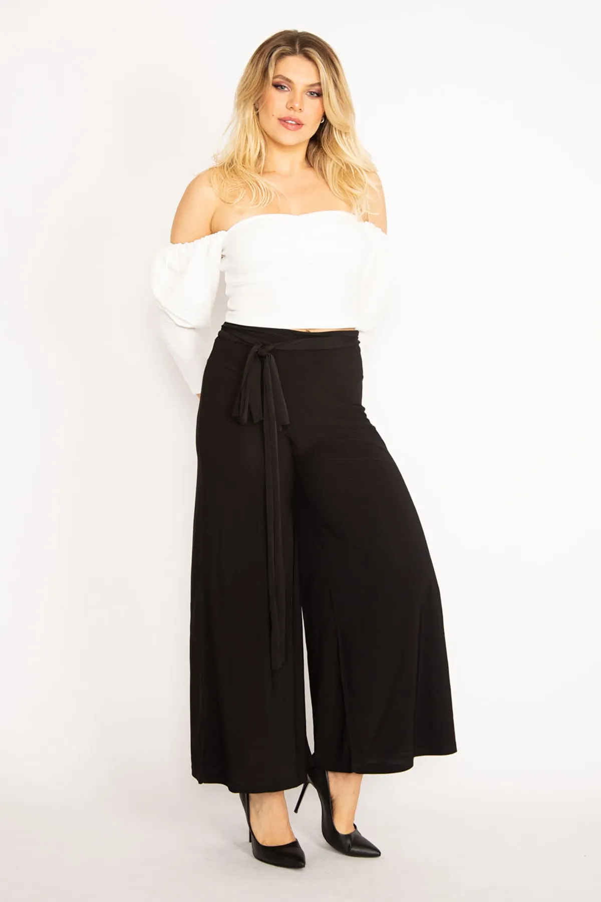 Şans  Große Damen-Hose aus schwarzem Lycra-Sandy-Stoff mit weitem Bein und Gürtel 65n34288