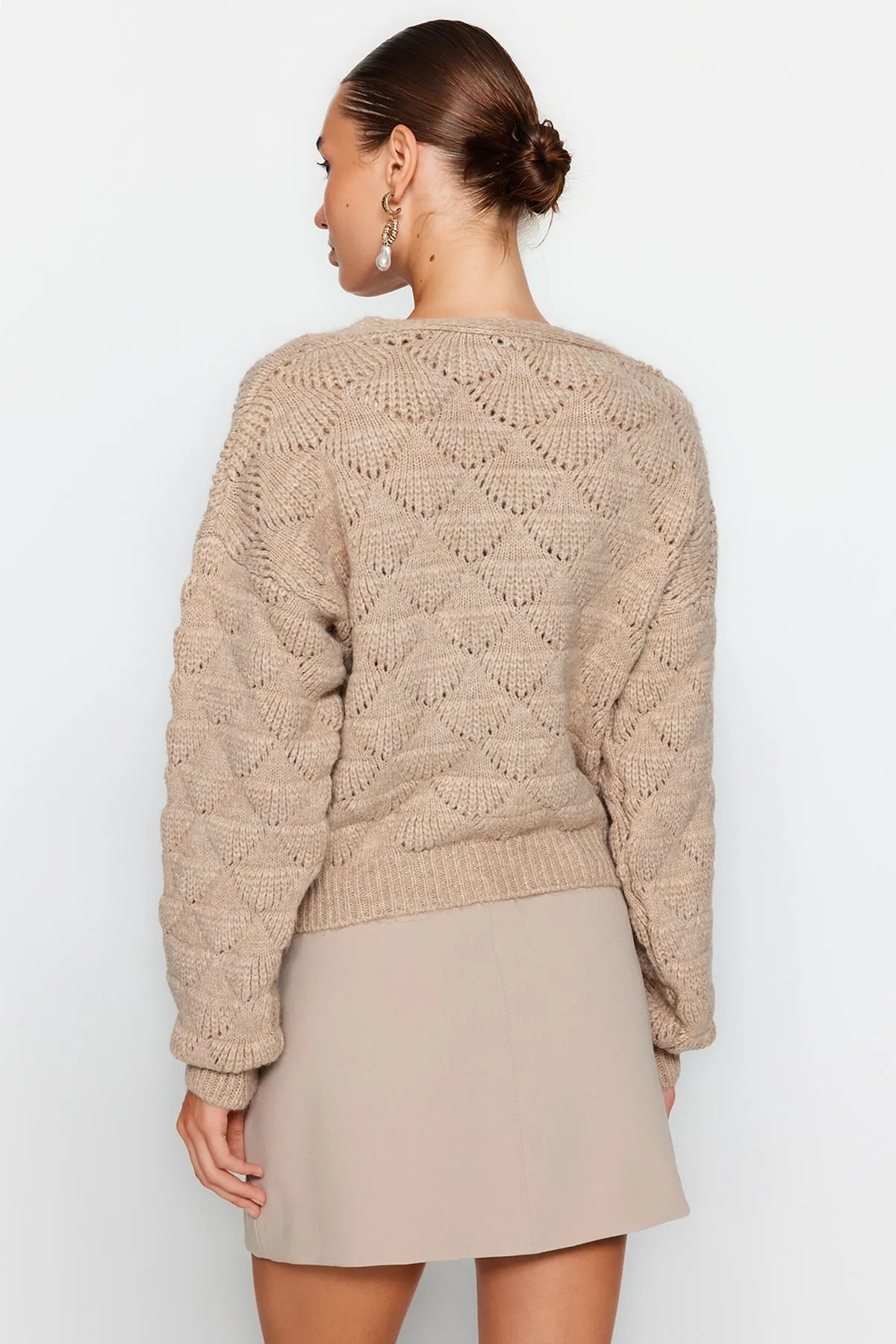 Trendyol Collection  Nerzfarbene Strickjacke mit Lochmuster TWOAW24HI00311