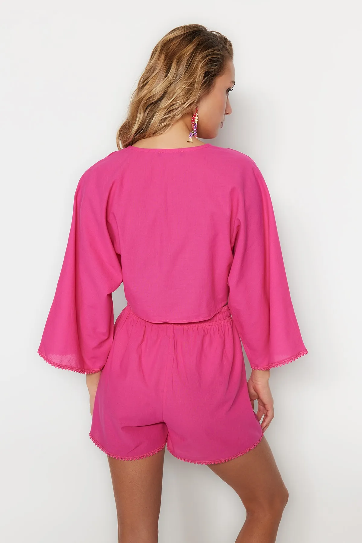 Trendyol Collection  Rosa gewebtes, gebundenes Blusen-Shorts-Set aus 100 % Baumwolle TBESS21AU0481