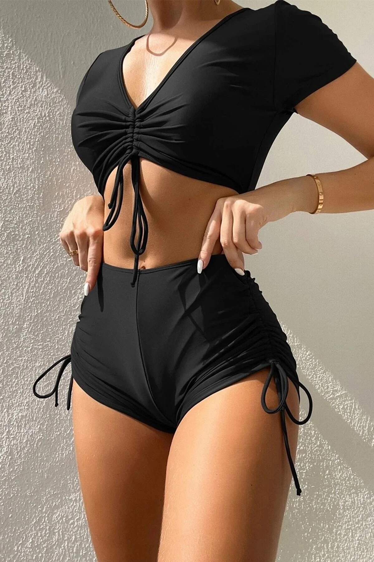 Angelsin  Spezielles Design, halbärmeliges, detailliertes Bikinioberteil mit Rüschen