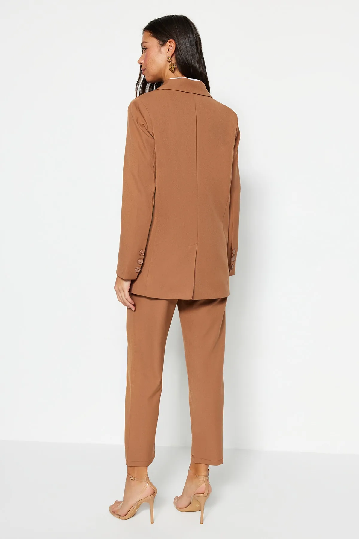 Trendyol Modest  Kamelfarbenes Blazer-Jacken-Hosen-Set aus gewebtem Oberteil und Unterteil TCTAW23US00132