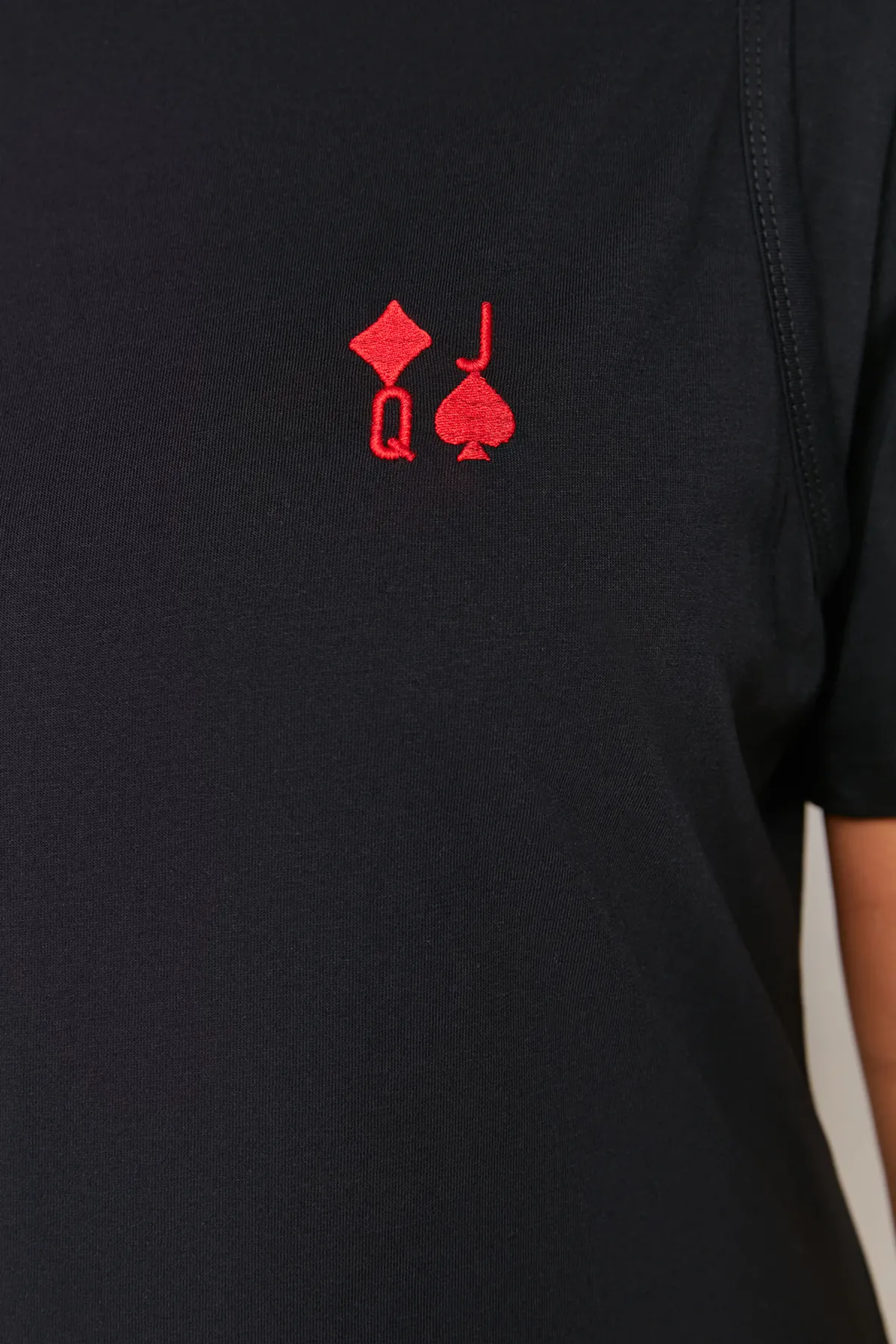 Trendyol Curve  Schwarzes gestricktes T-Shirt-Kleid mit Stickerei und detaillierten Details TBBSS24AH00084