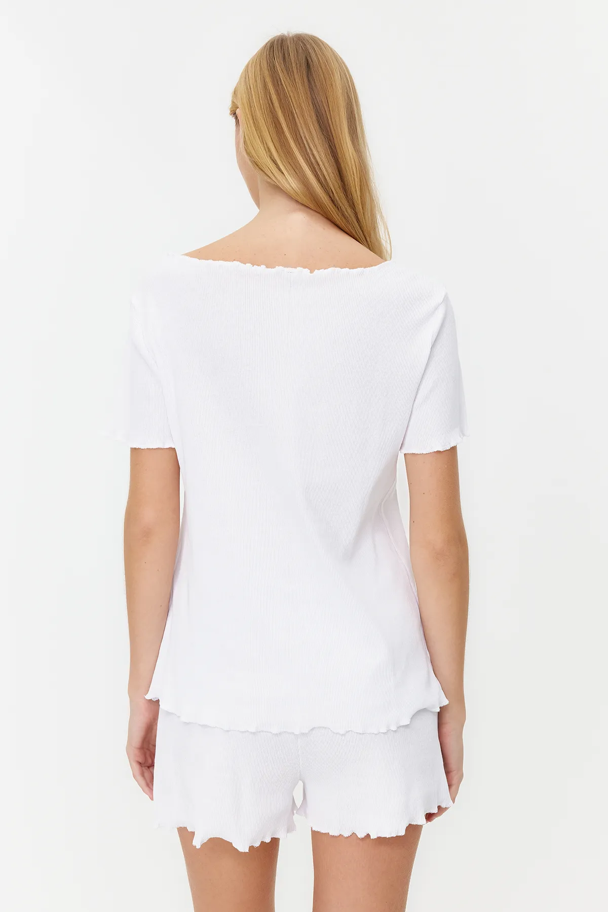 Trendyol Collection  Weißes Pyjama-Set aus Cord mit T-Shirt und Shorts THMSS21PT0259