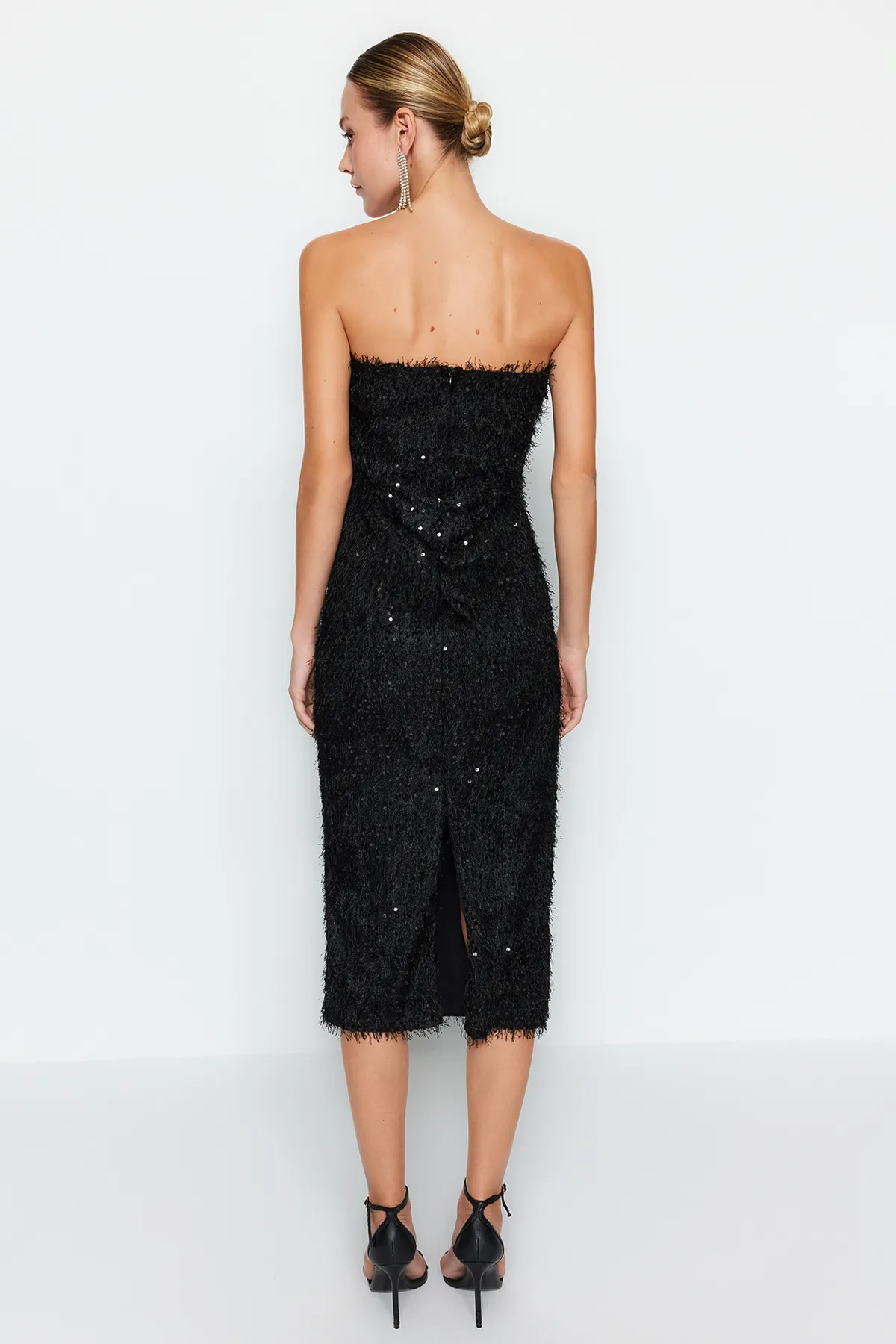 Trendyol Collection  Elegantes Abendkleid mit schwarzen Fransen und Pailletten TPRAW24EL00277