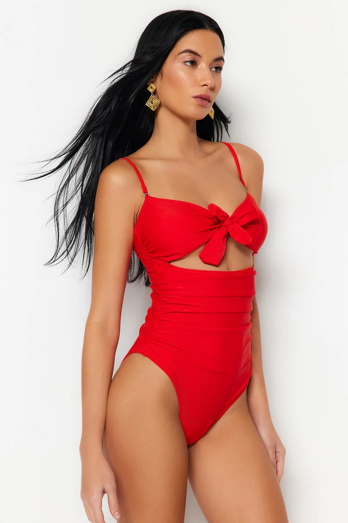 Trendyol Collection  Roter trägerloser Badeanzug mit Cut-Out/Fenster und normalem Beinschnitt TBESS22MA0001