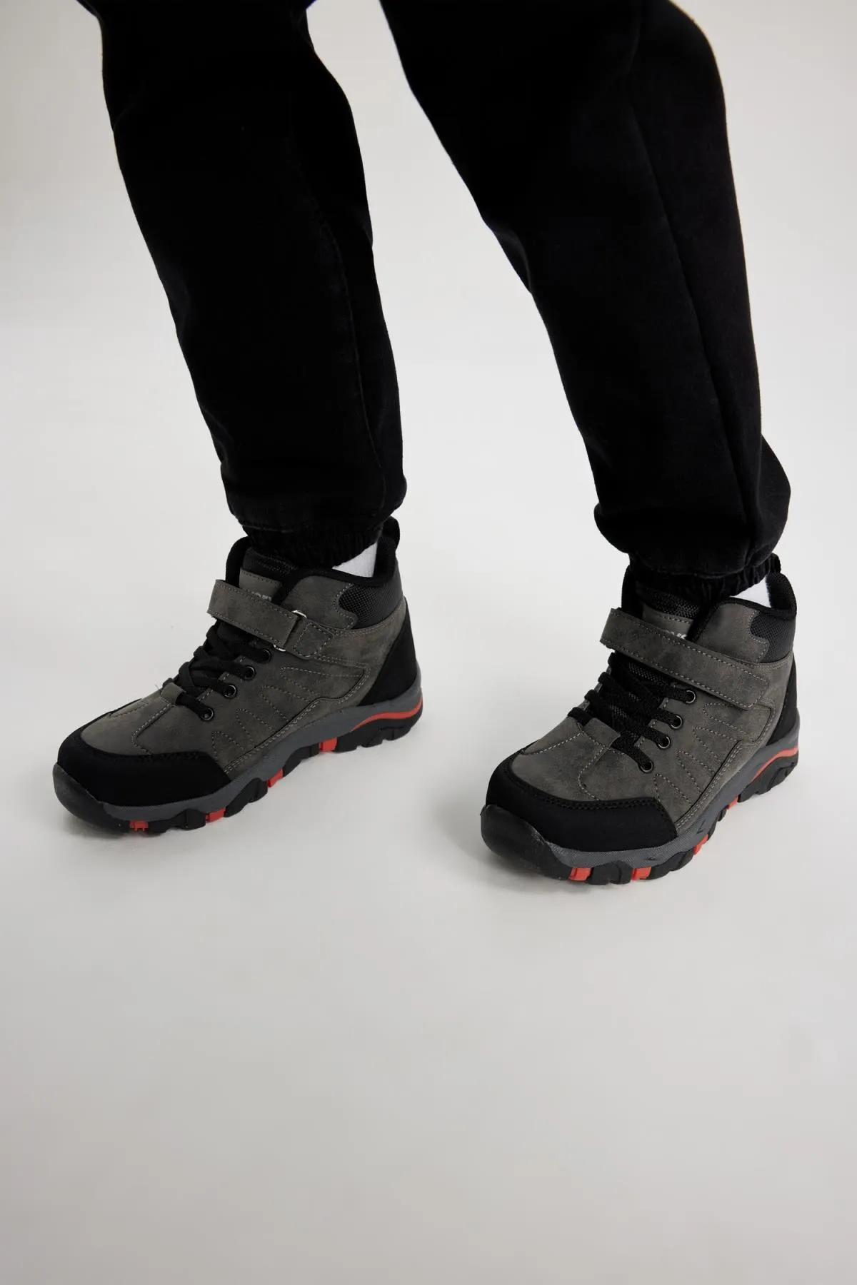 DeFacto  Discovery Channel Jungen Stiefel aus Kunstleder mit Klettverschluss und hoher Sohle A4550a823wn