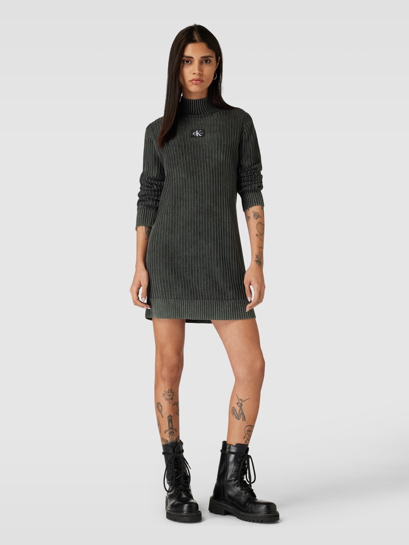 Strickkleid mit Label-Patch in black