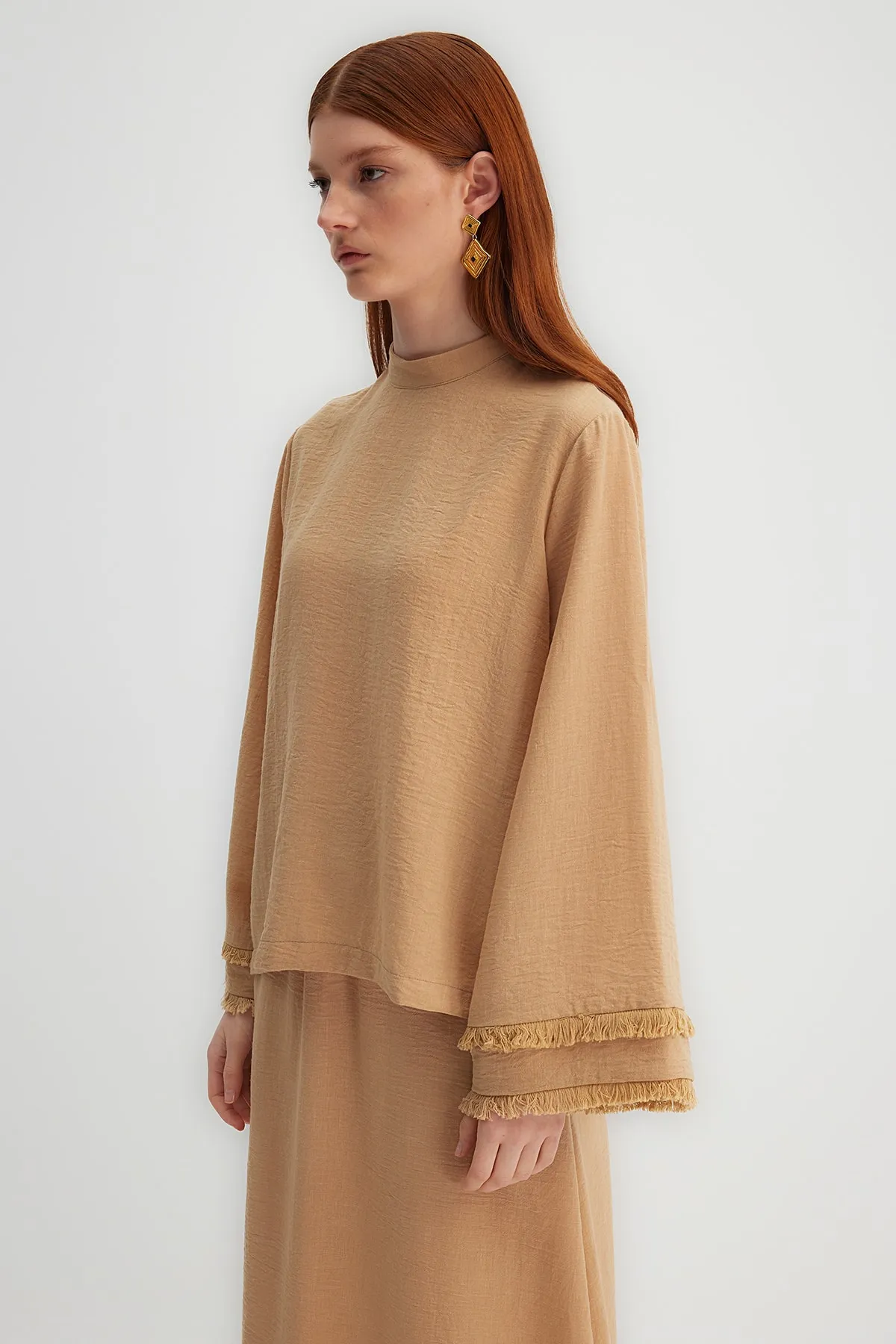 Trendyol Modest  X Kevser Sarıoglu Beige gewebte Tunika mit Stehkragen und Quastendetail TCLSS23UK00008