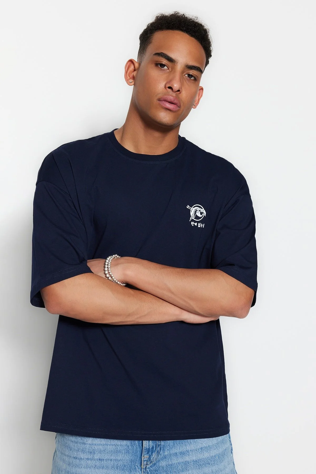 Trendyol Collection  Marineblaues, übergroßes/weites T-Shirt mit Fernost-Aufdruck aus 100 % Baumwolle TMNSS23TS00170