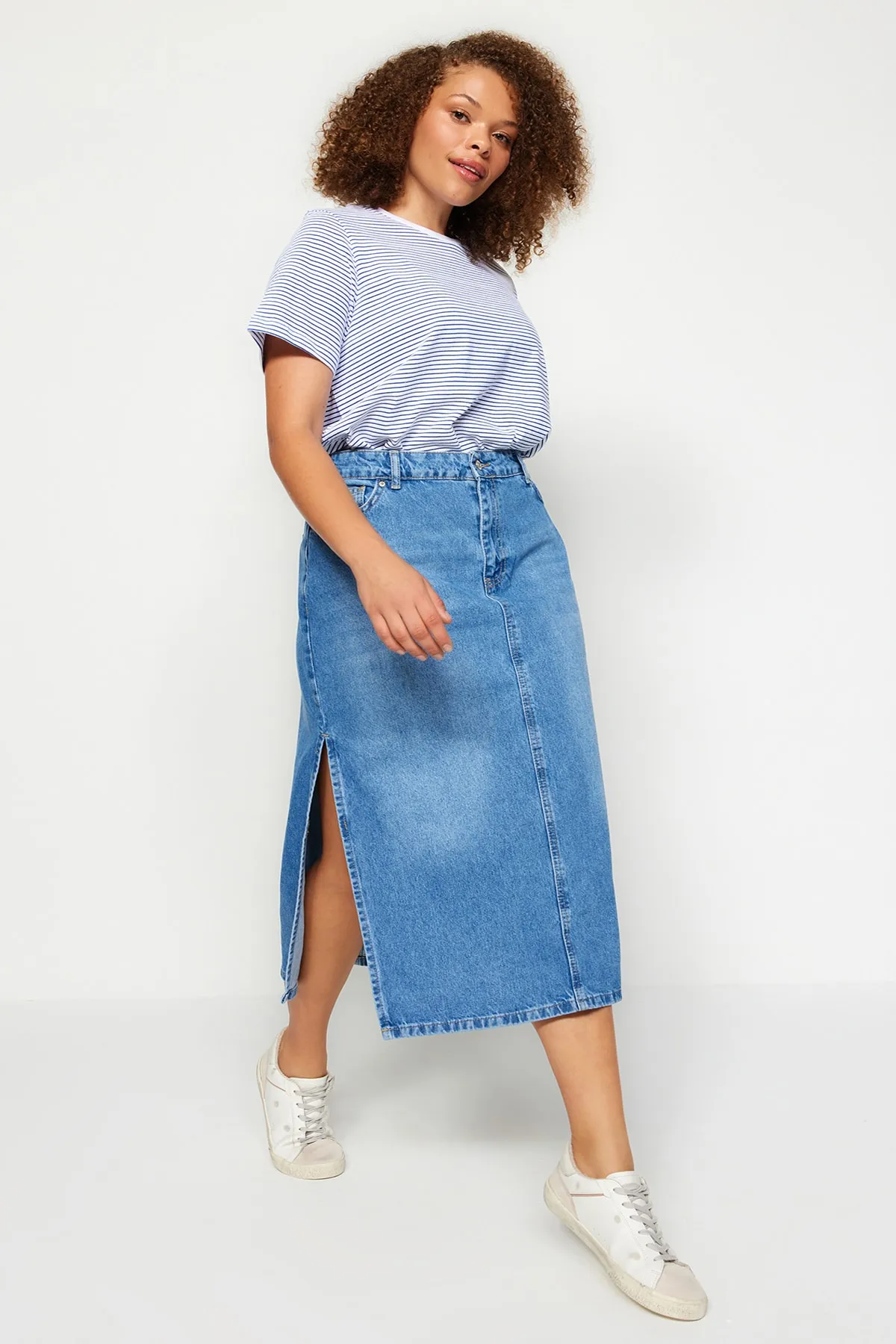 Trendyol Curve  Blauer Jeansrock mit Schlitz TBBSS23AZ00055