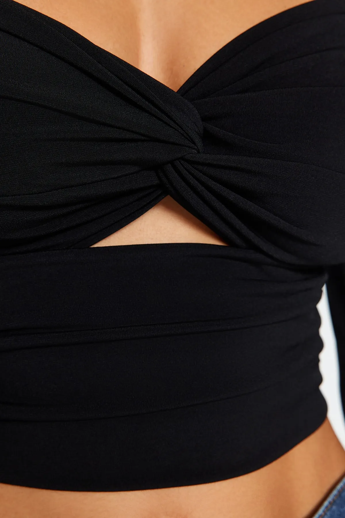 Trendyol Collection  Schwarze Bluse mit Fenster-/Ausschnittdetails TPRAW24BZ00027