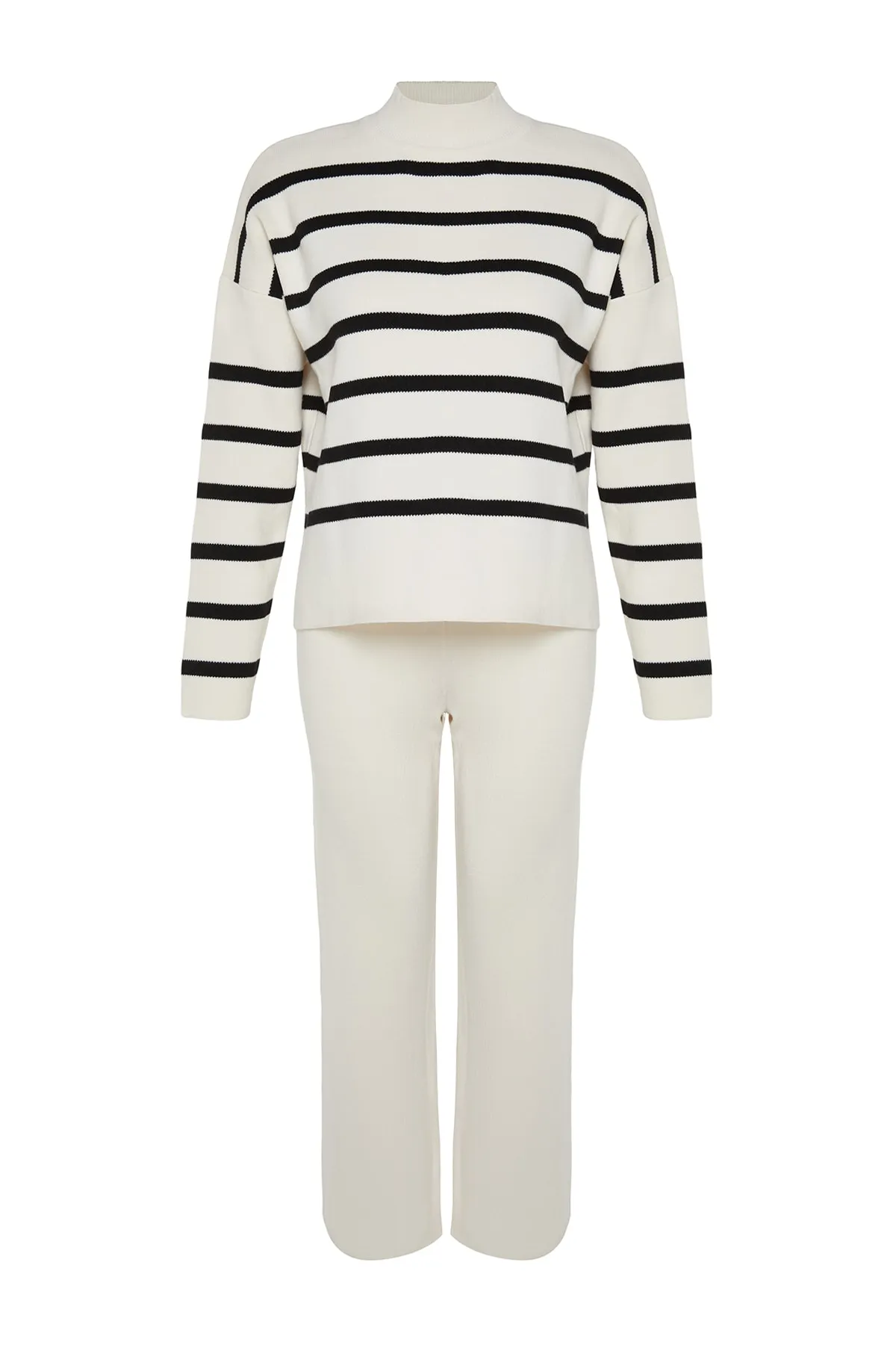 Trendyol Collection  Set aus gestreiftem Strickoberteil und -unterteil mit ecrufarbener Hose TWOAW24AU00045