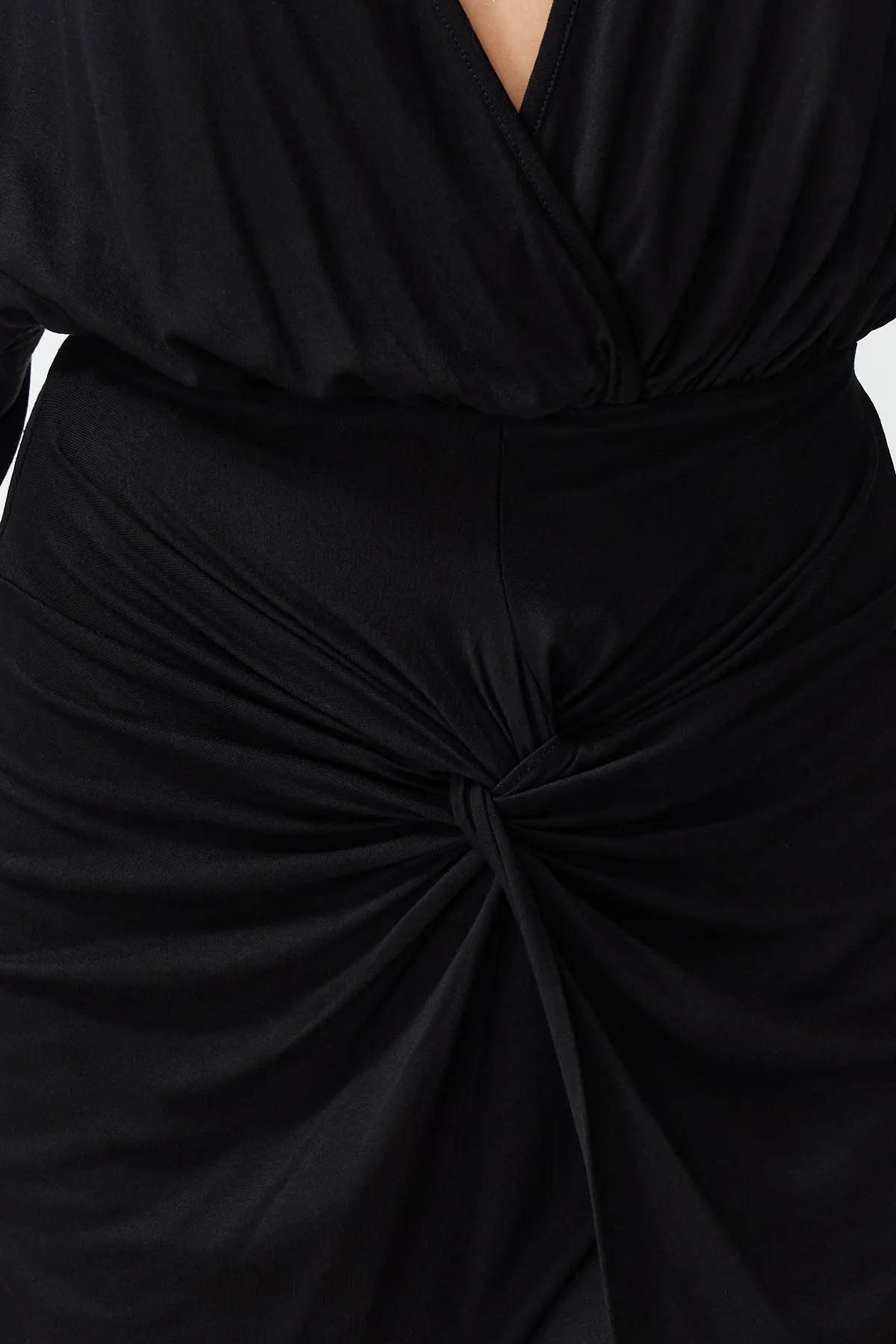Trendyol Collection  Schwarzes, figurbetontes, gerafftes Mini-Strandkleid aus Strick TBESS24EL00109