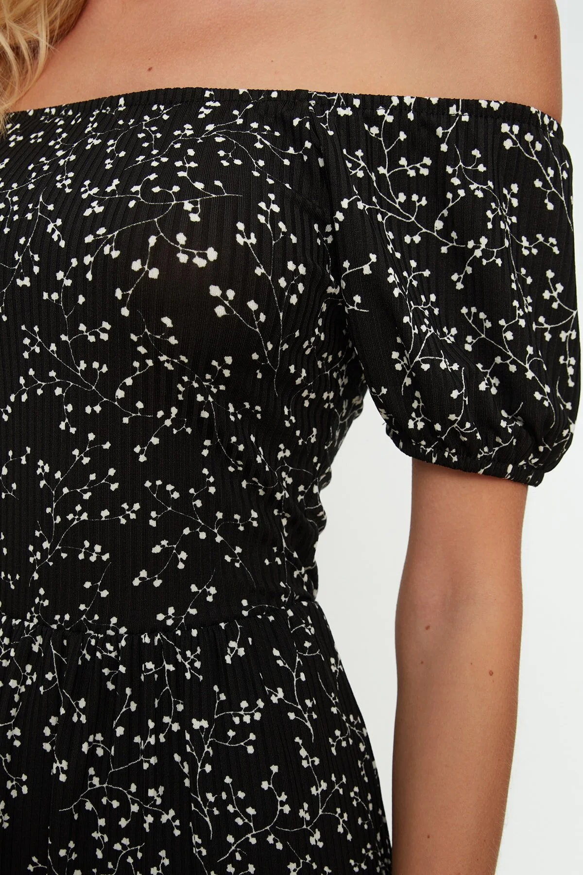Trendyol Collection  Schwarzes Cord-Strickkleid mit Carmenkragen und Print