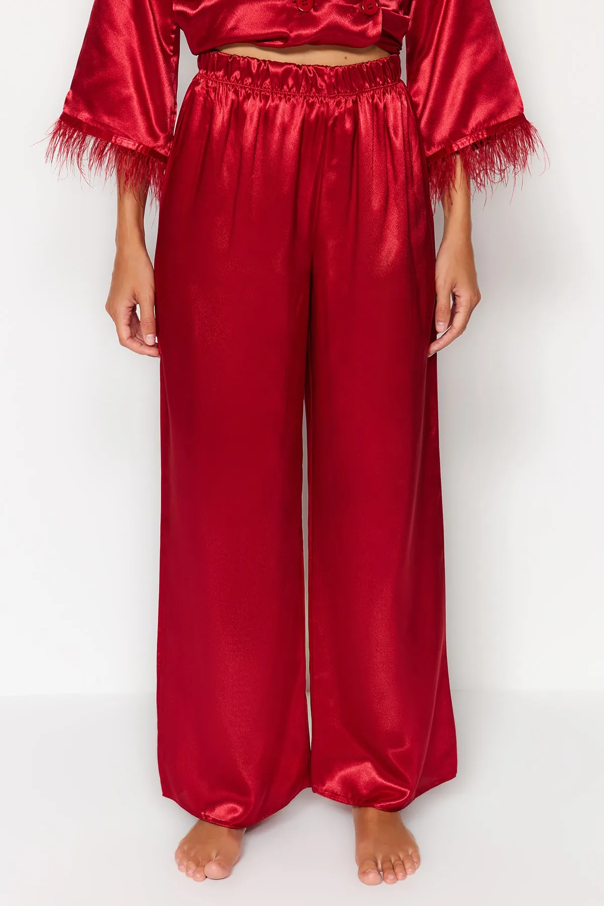 Trendyol Collection  Burgunderrotes Pyjama-Set aus Satin mit Hemd und Hose und Federdetail THMAW23PT00086