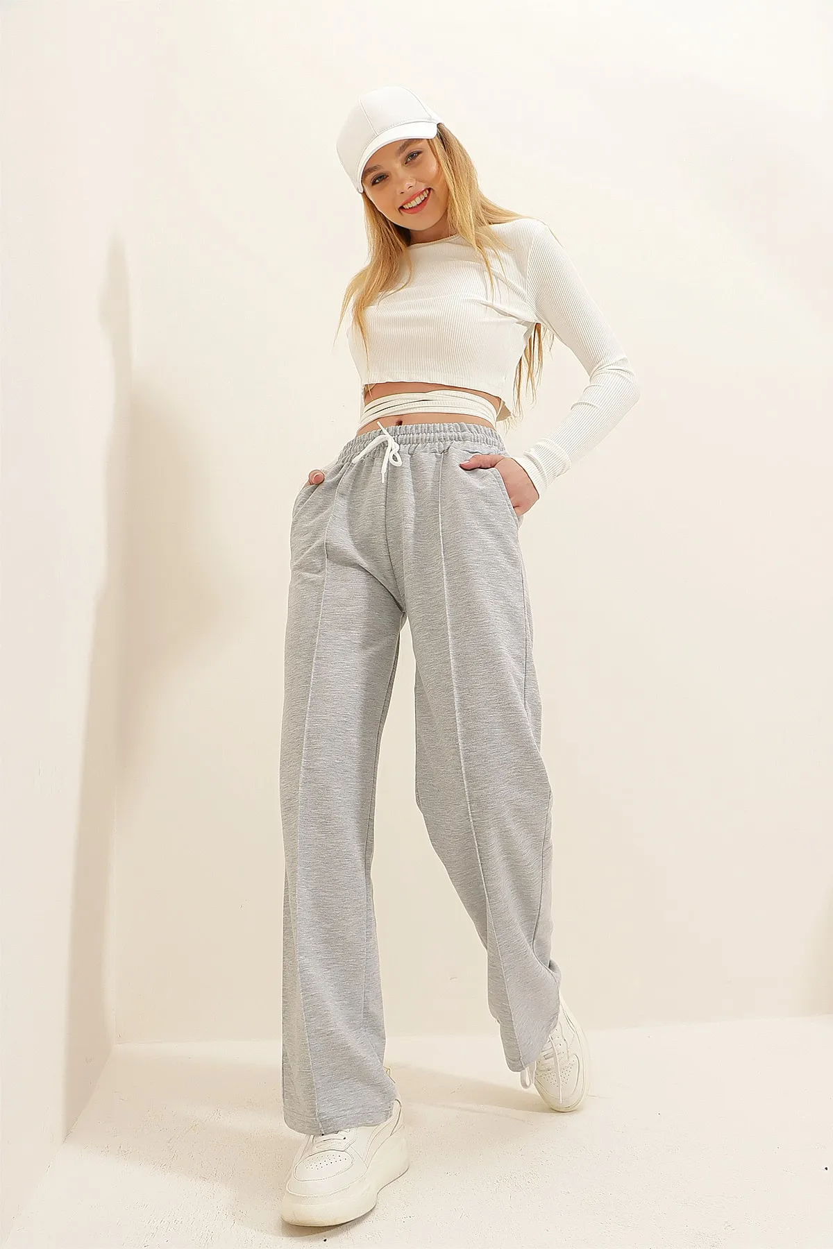 Trend Alaçatı Stili  Jogginghose - Grau - Relaxed